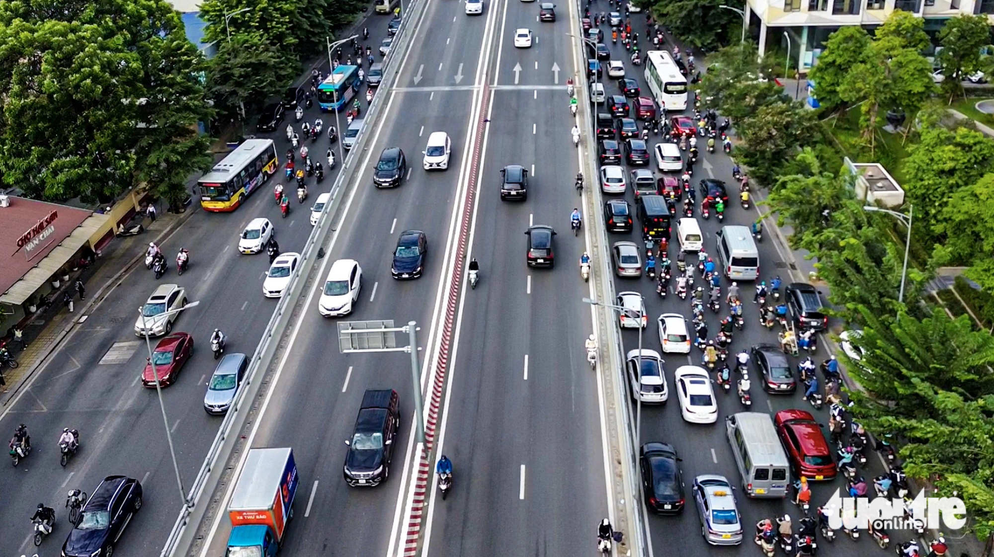 Hàng đoàn tài xế quay đầu bỏ chạy ngược chiều ở đường trên cao - Ảnh: HỒNG QUANG