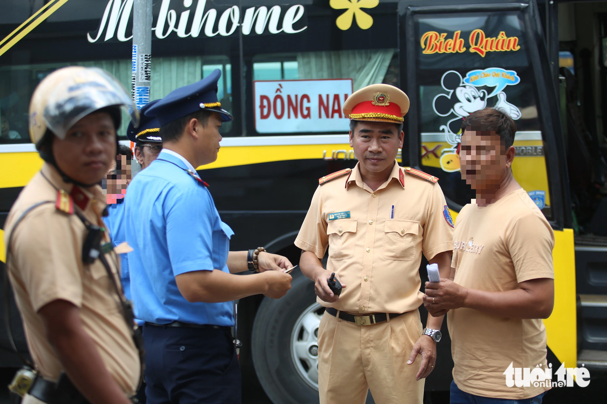 Lực lượng cảnh sát giao thông phối hợp cùng thanh tra giao thông kiểm tra các xe khách - Ảnh: MINH HÒA