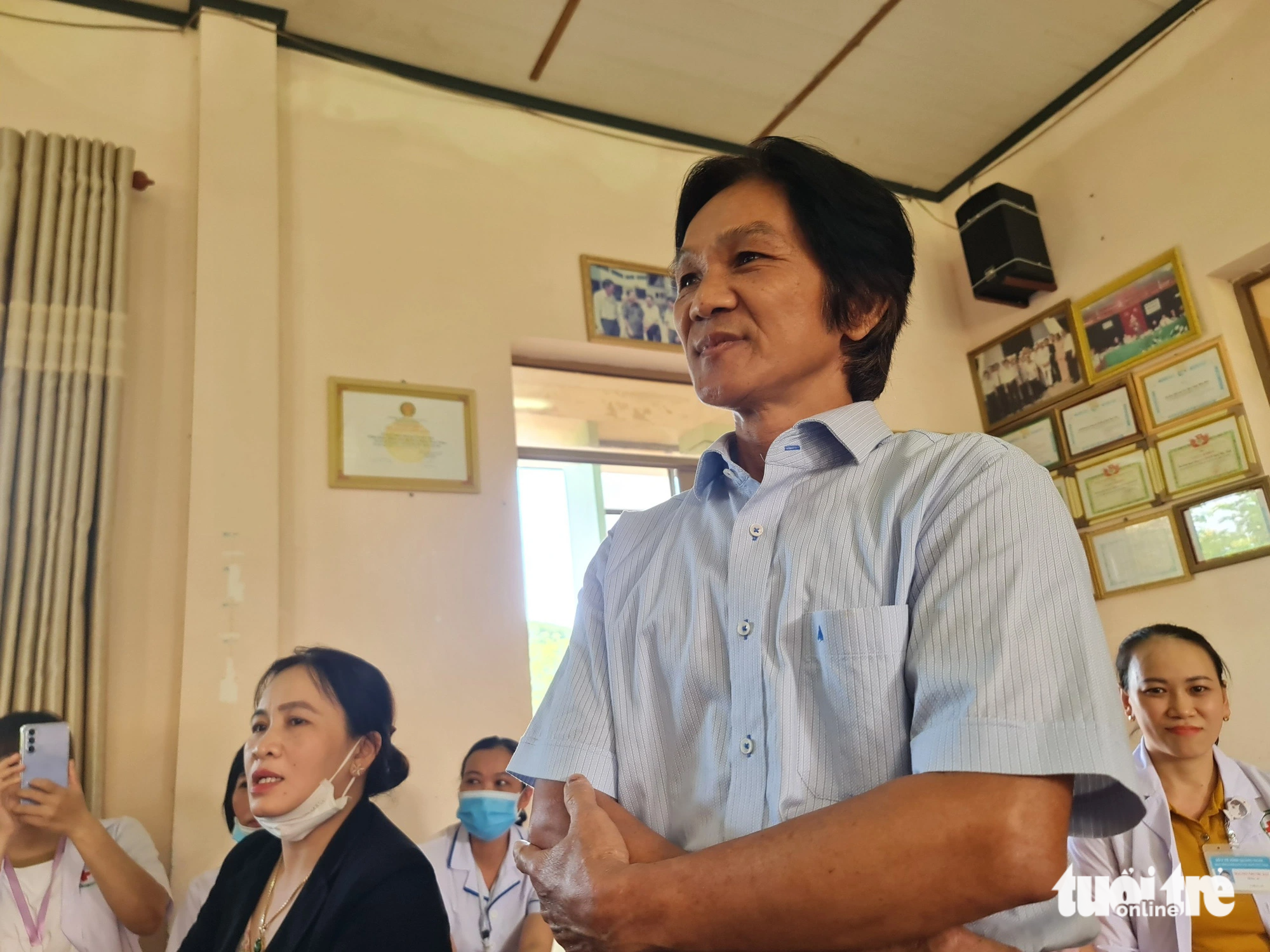 Bác sĩ Nguyễn Văn Sơn bảo rất mừng khi nghe Nghị định phụ cấp nghề cho y bác sĩ chống dịch, giờ ông rất buồn - Ảnh: TRẦN MAI
