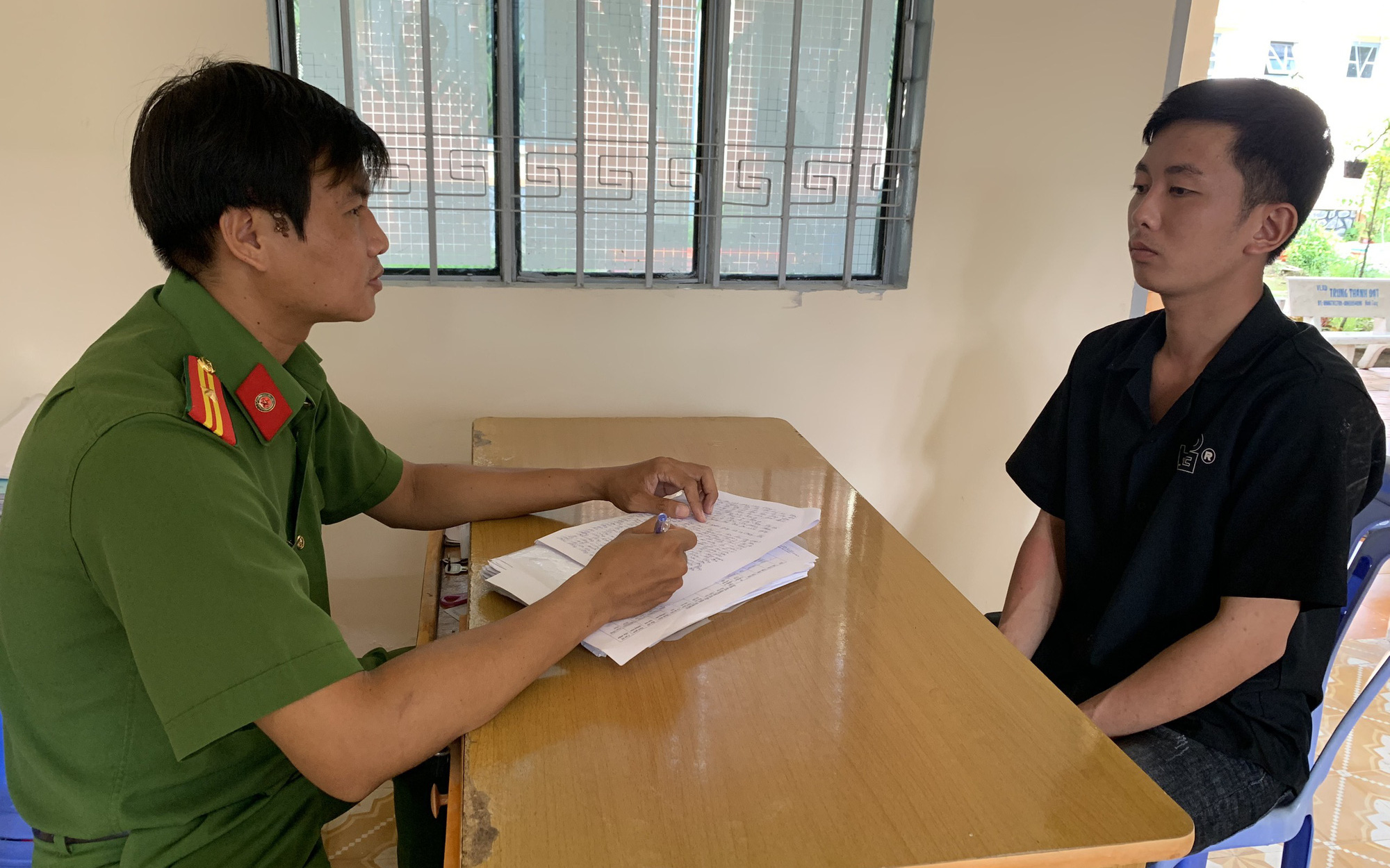 Nghi đơn hàng có ma túy, tài xế Grab chở thẳng hàng đến công an phường- Ảnh 2. Siết cổ tài xế xe Grab bằng dây sạc điện thoại để cướp xe, tiền