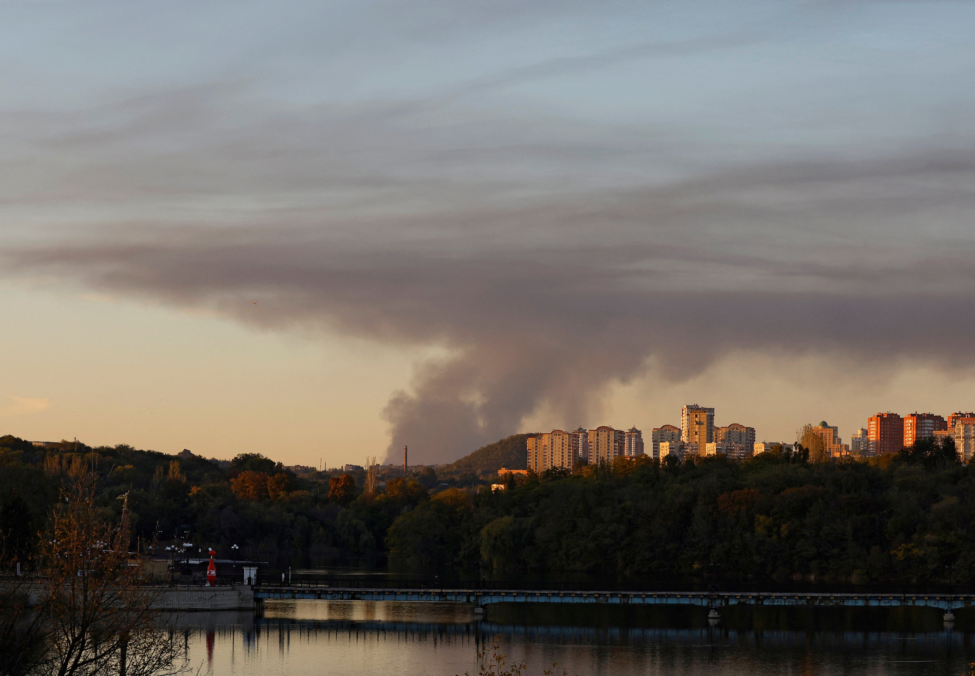 ควันไฟเพิ่มขึ้นในภูมิภาค Avdiivka เมื่อวันที่ 11 ตุลาคม ภาพถ่ายจากภูมิภาคโดเนตสค์ของยูเครนที่ถูกรัสเซียผนวกในปี 2565 - ภาพถ่าย: REUTERS