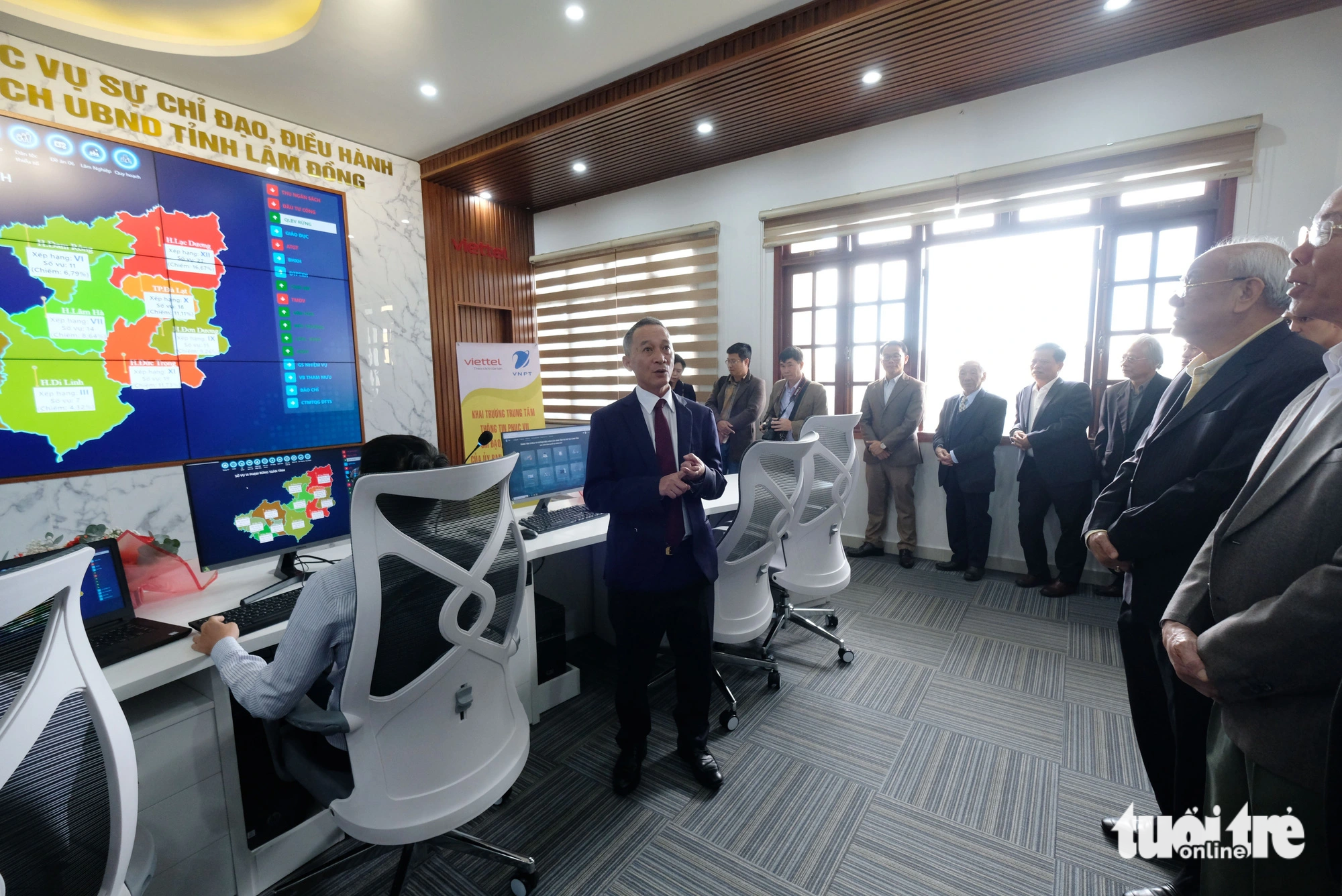 Ông Trần Văn Hiệp - chủ tịch UBND tỉnh Lâm Đồng - giới thiệu về Trung tâm IOC với hệ thống dữ liệu tập trung phục vụ công tác điều hành của tỉnh Lâm Đồng - Ảnh: M.V.