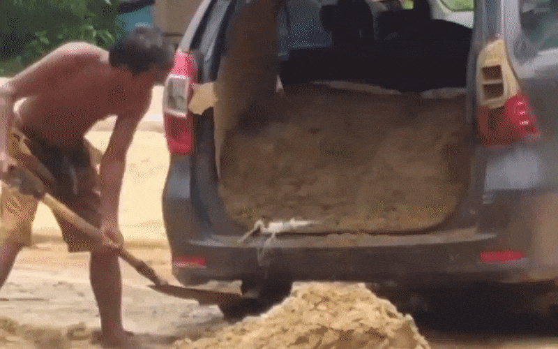 Dùng Toyota Avanza chở cát, cộng đồng mạng kêu gào chủ xe: 