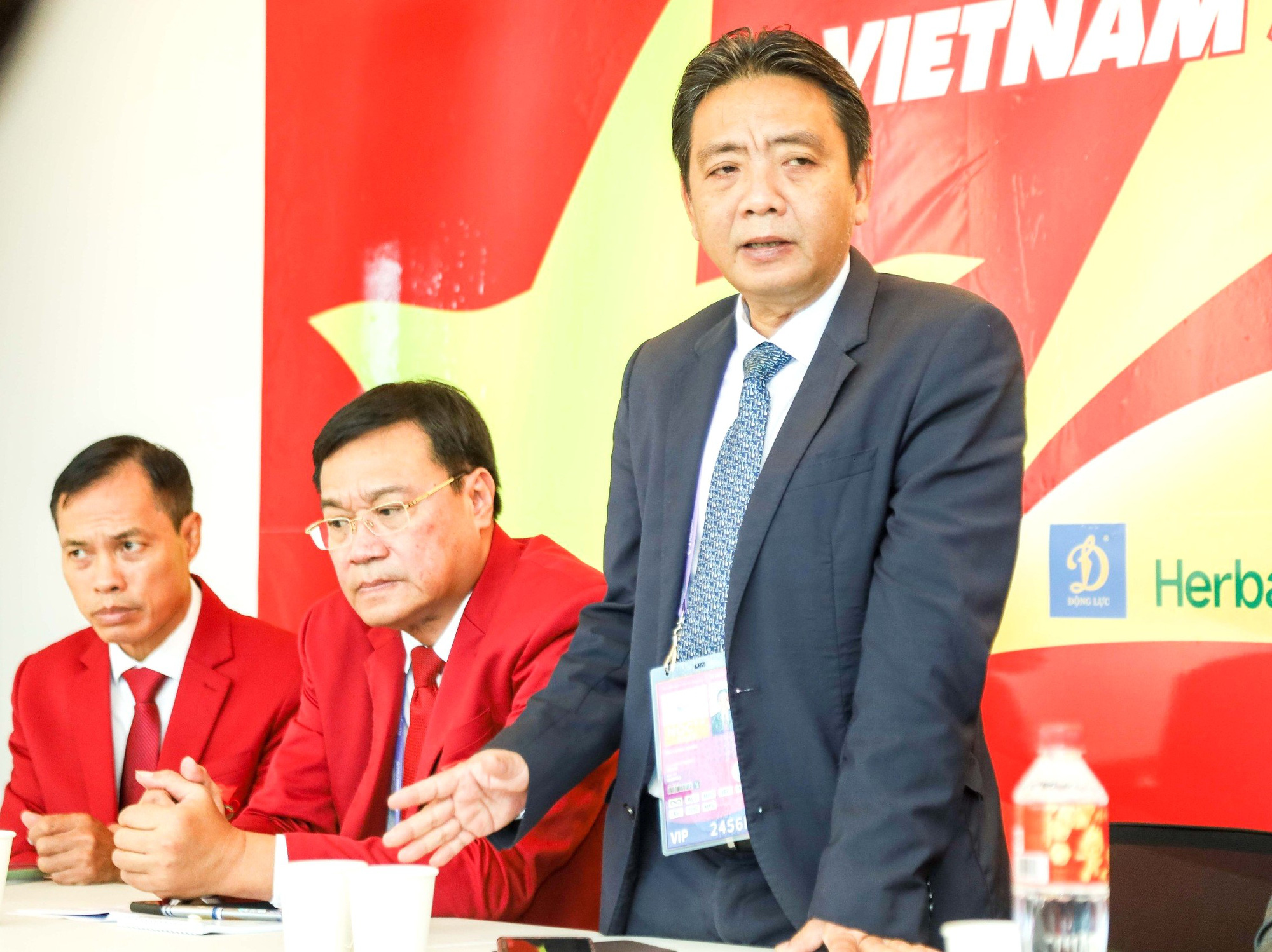 Ông Hoàng Đạo Cương (bìa phải) - thứ trưởng Bộ VH-TT&DL - chỉ đạo tìm nguyên nhân thất bại của thể thao Việt Nam - Ảnh: QUÝ LƯỢNG