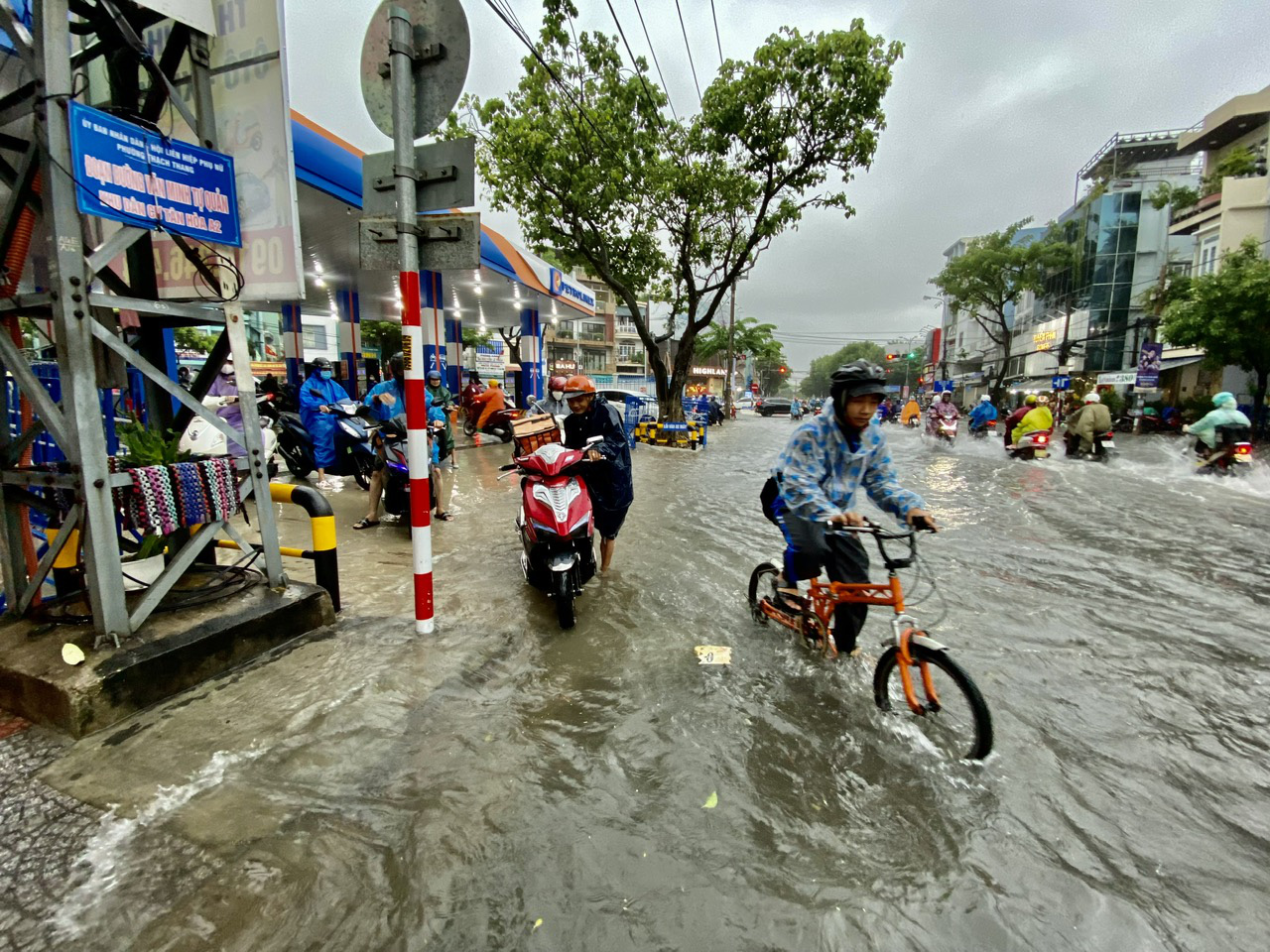 Nhiều đường phố Đà Nẵng dù không phải là điểm nóng ngập lụt nhưng vẫn bị ngập nặng trưa nay.