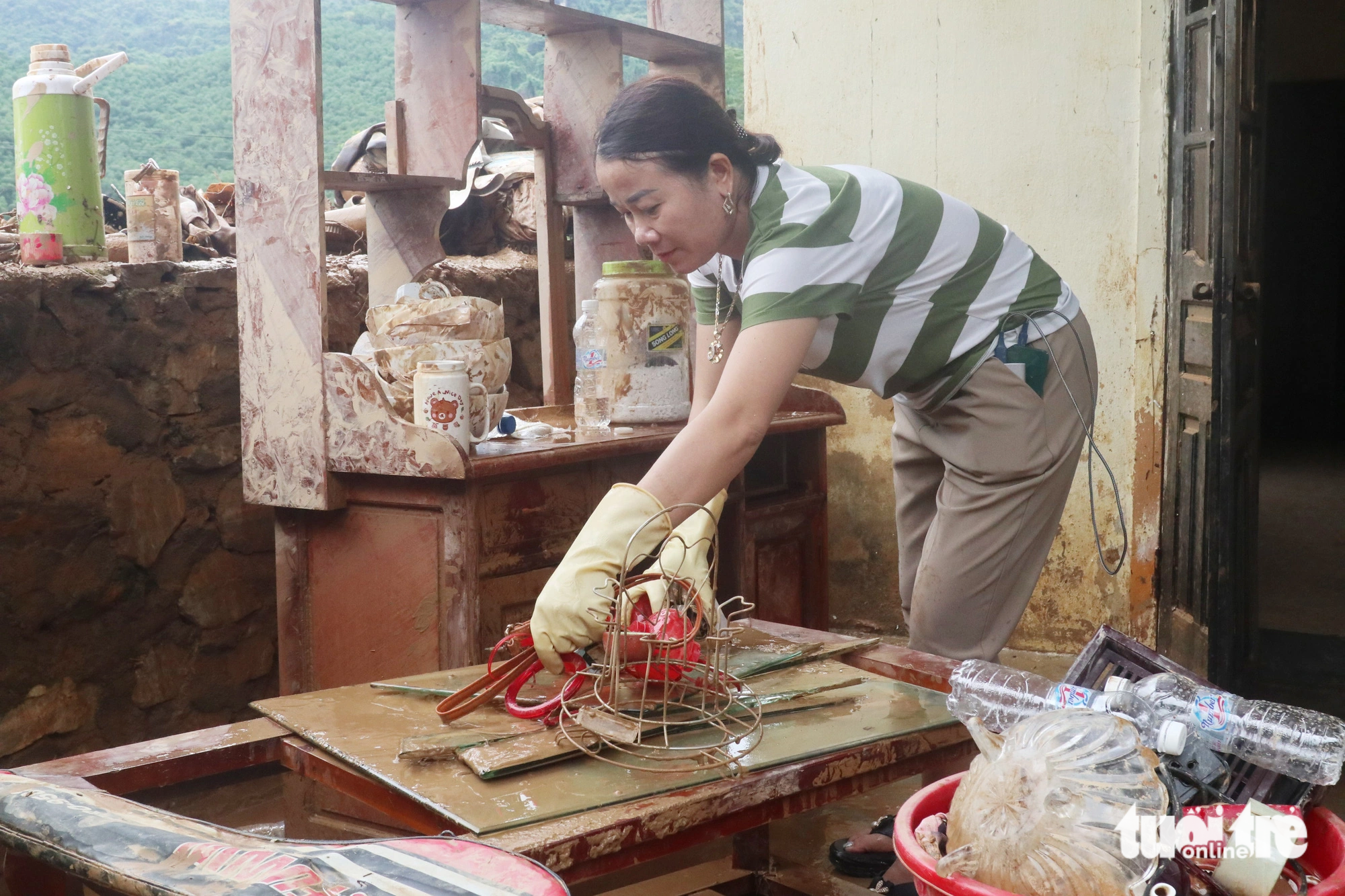 Người dân thị trấn Tân Lạc, huyện Quỳ Châu, Nghệ An vớt vát tài sản sau mưa lũ - Ảnh: DOÃN HÒA