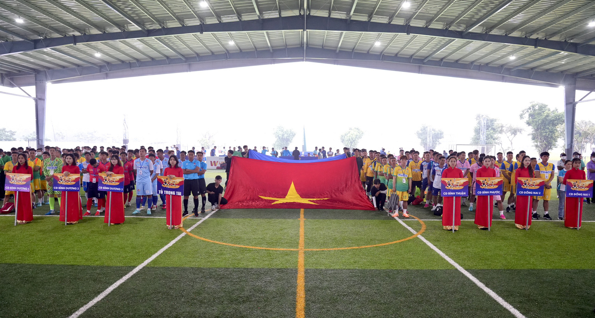  Các đội bóng tham dự lễ khai mạc Giải bóng đá công nhân toàn quốc khu vực Đông Nam Bộ - Ảnh: HỮU HẠNH