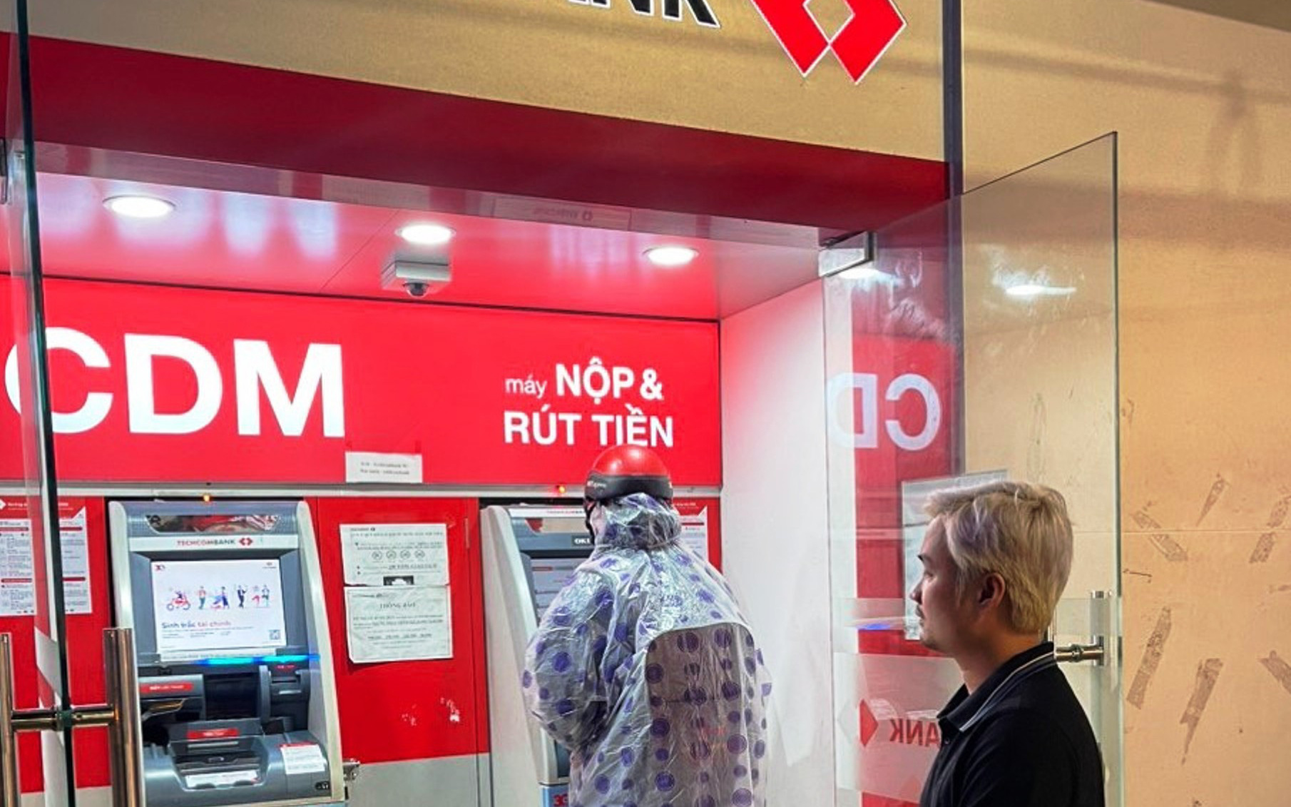 Tuyên án người mua bán trái phép 184 tài khoản ngân hàng- Ảnh 3. Rình ở cây ATM để ‘làm xiếc’ lấy mã giao dịch, mã OTP, rút tiền của khách hàng