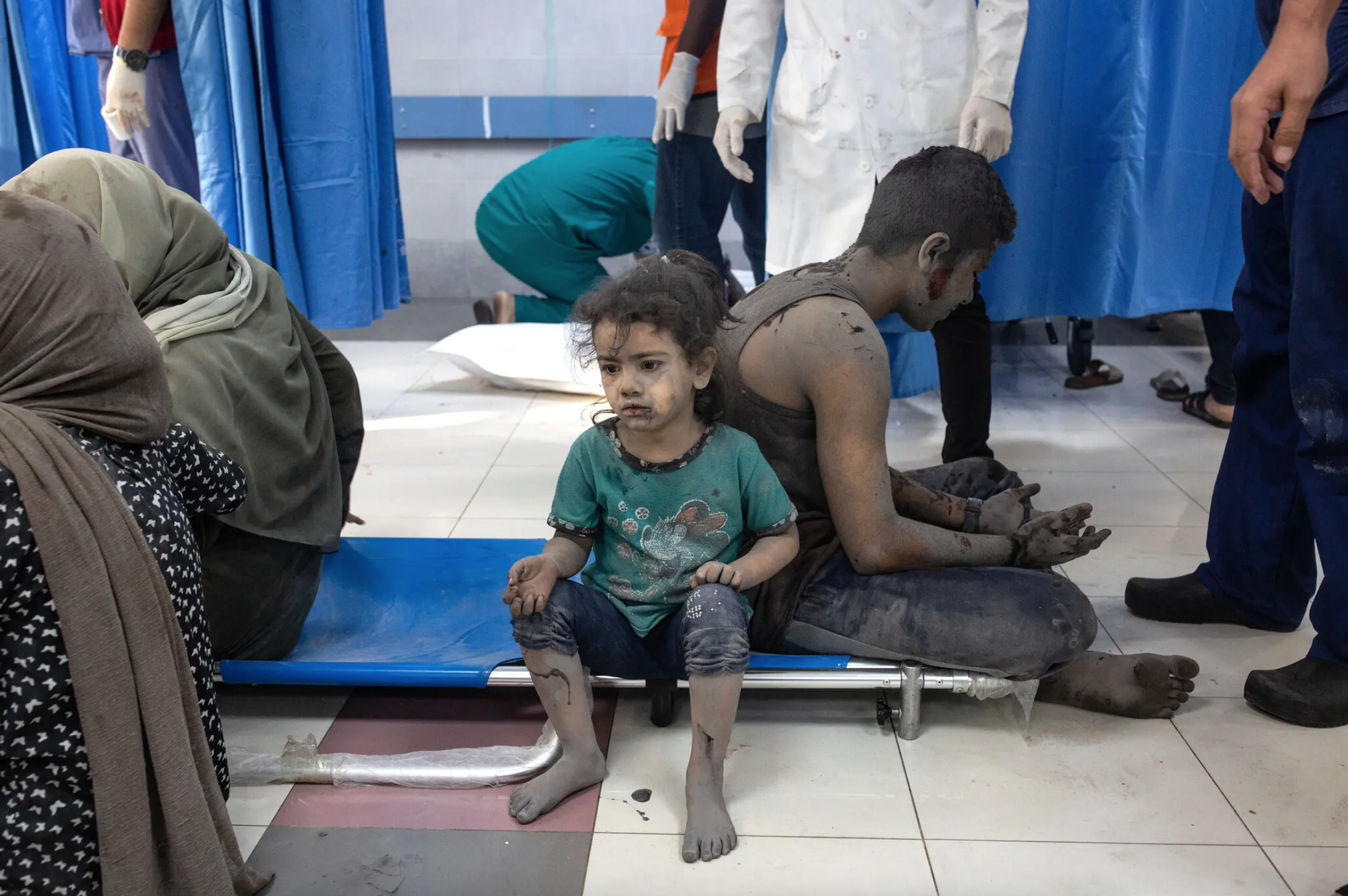 Người dân bị thương tại bệnh viện Al-Shifa ở thành phố Gaza, sau khi Israel không kích khu vực này ngày 12-10 - Ảnh: NEW YORK TIMES