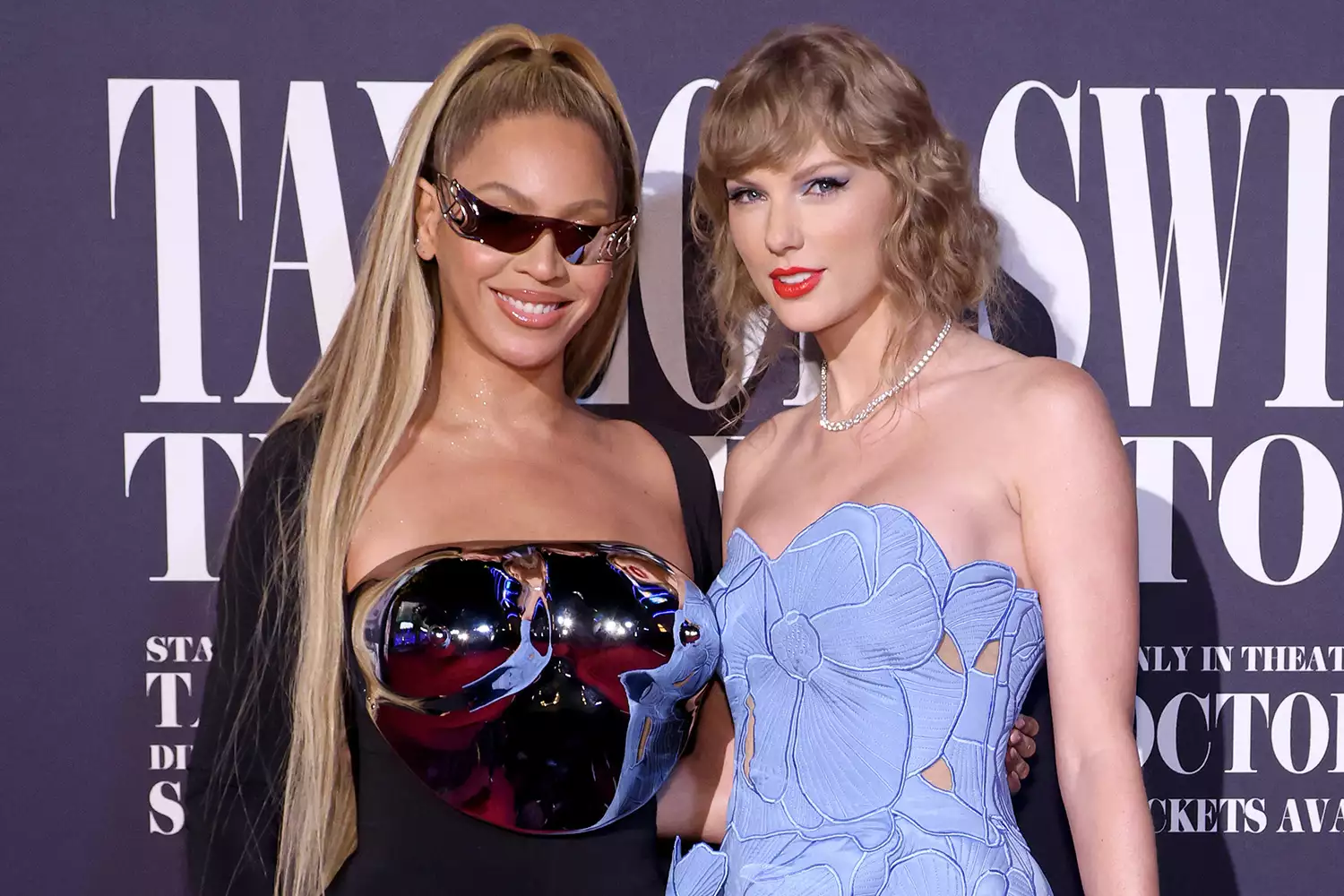 Taylor Swift (phải) xuất hiện cùng Beyoncé trên thảm đỏ - Ảnh: Getty Images