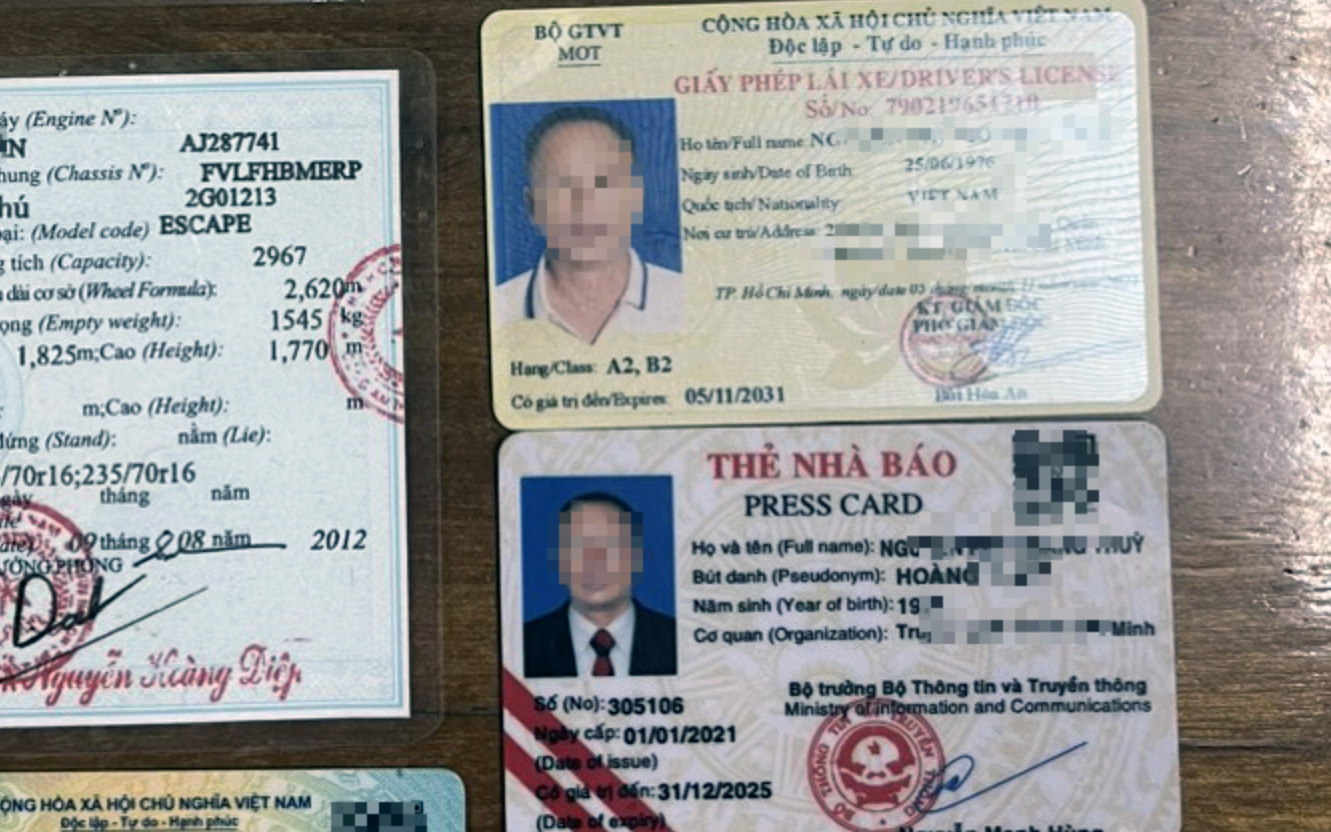 Bắt nhóm lợi dụng danh nghĩa báo chí nhận bảo kê xe tải- Ảnh 4. Truy tố người đàn ông dùng thẻ nhà báo giả xin bỏ qua lỗi vượt quá tốc độ