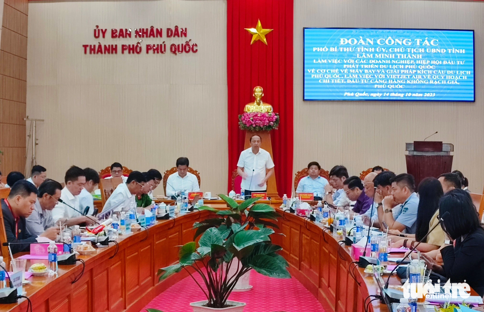 Ông Lâm Minh Thành (đứng) - chủ tịch UBND tỉnh Kiên Giang - yêu cầu địa phương và các sở, ngành liên quan lắng nghe ý kiến doanh nghiệp rồi có kế hoạch xúc tiến, quảng bá hình ảnh du lịch Phú Quốc nhằm thu hút khách đến vui chơi trong thời gian tới - Ảnh: HOÀNG DUNG