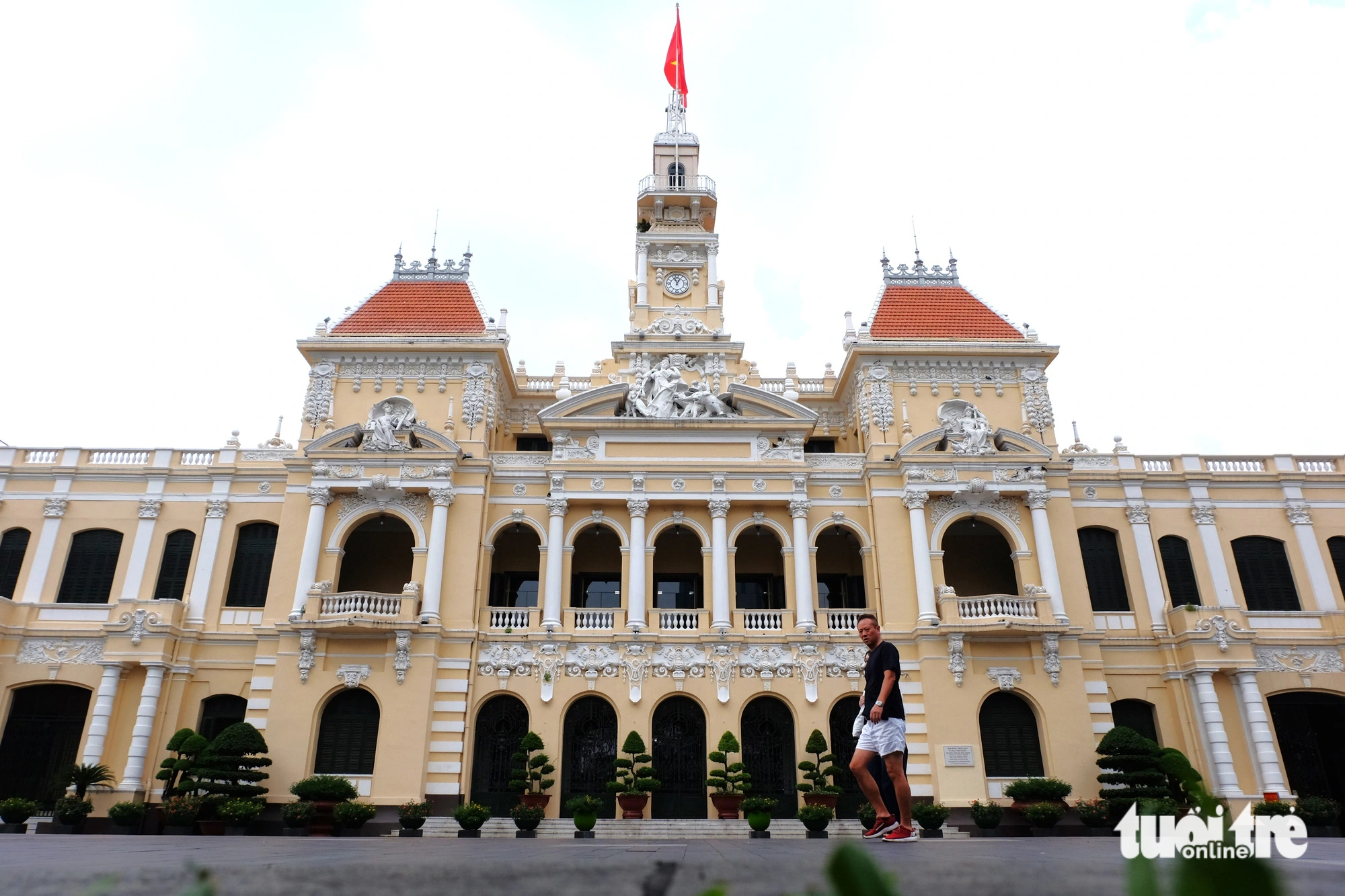 Sau 8 năm đưa vào sử dụng, nhiều vị trí mặt đường Lê Thánh Tôn đoạn trước UBND TP.HCM có hiện tượng trơn trượt - Ảnh: PHƯƠNG NHI