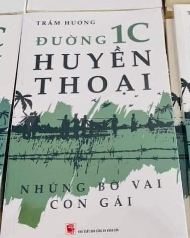 Tác phẩm "Đường 1C huyền thoại - Những bờ vai con gái" của nhà văn Trầm Hương cho người ta niềm cảm phục với sự hy sinh của những người con ưu tú của đất nước - Ảnh tư liệu