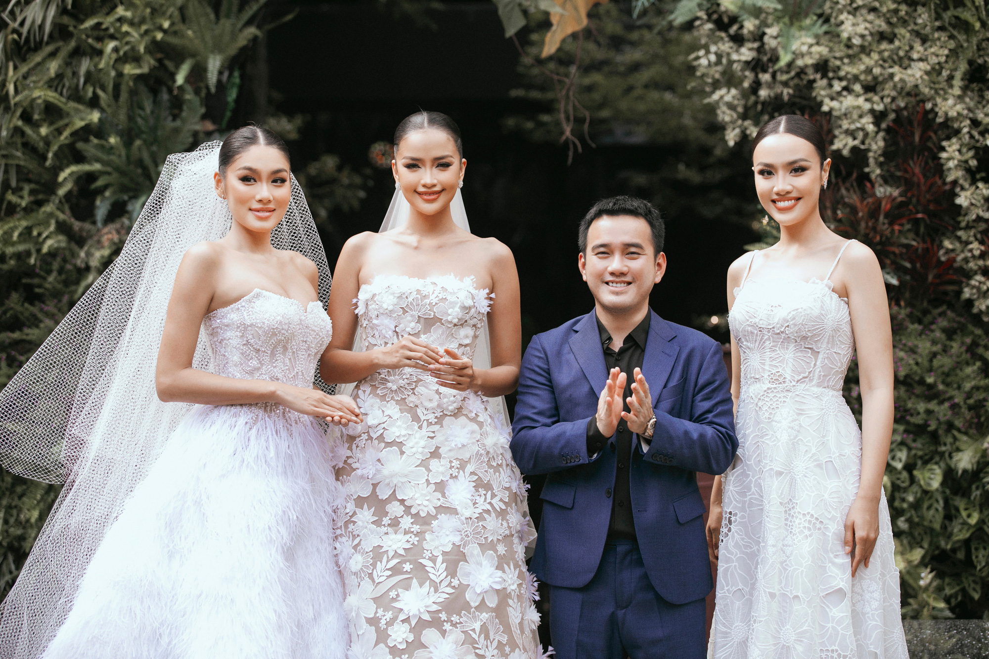 Top 3 Hoa hậu Hoàn vũ Việt Nam 2022 cùng nhà thiết kế Lê Thanh Hòa - Ảnh: KIẾNG CẬN TEAM