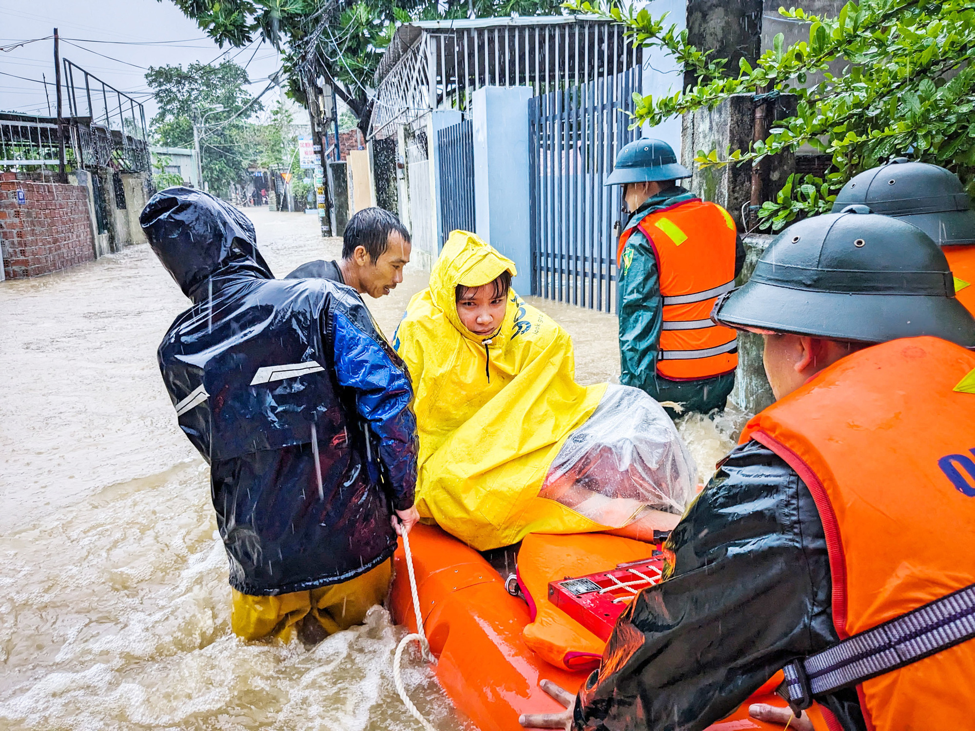 Bộ đội giúp dân rời khỏi khu vực ngập lụt tại quận Liên Chiểu, TP Đà Nẵng, sáng 14-10 - Ảnh: TẤN LỰC