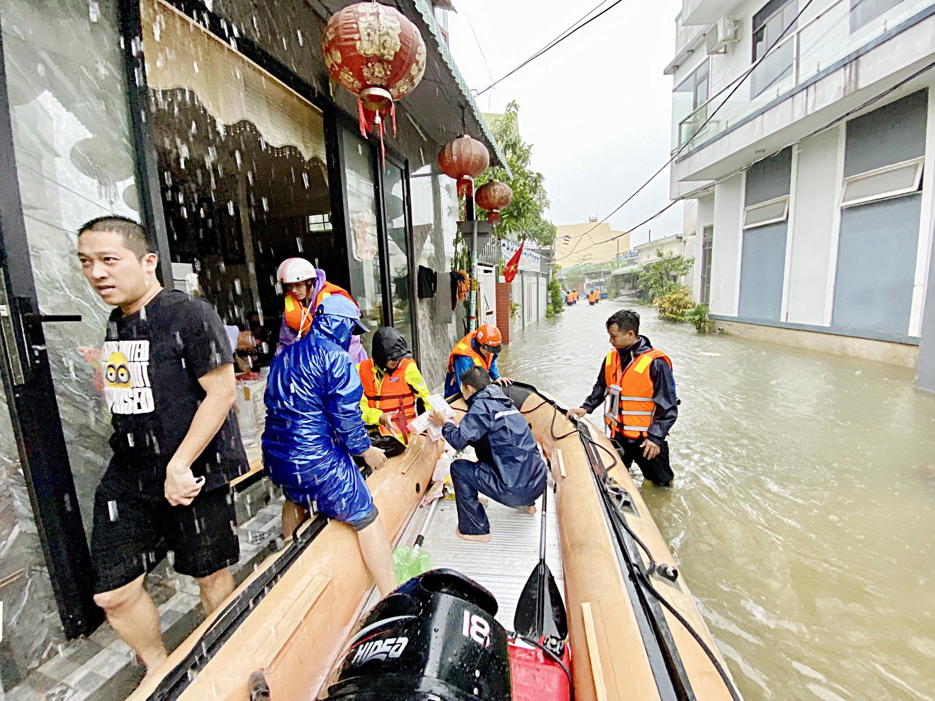 Các tình nguyện viên đi xuồng phao vào tiếp tế những điểm ngập lụt tại phường Hòa Khánh Nam, quận Liên Chiểu (Đà Nẵng) vào trưa 14-10 trước đợt mưa lớn - Ảnh: TR.TRUNG