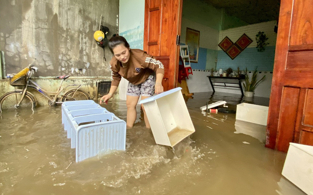 Dân "rốn" ngập Đà Nẵng hì hục đẩy bùn sau nước rút