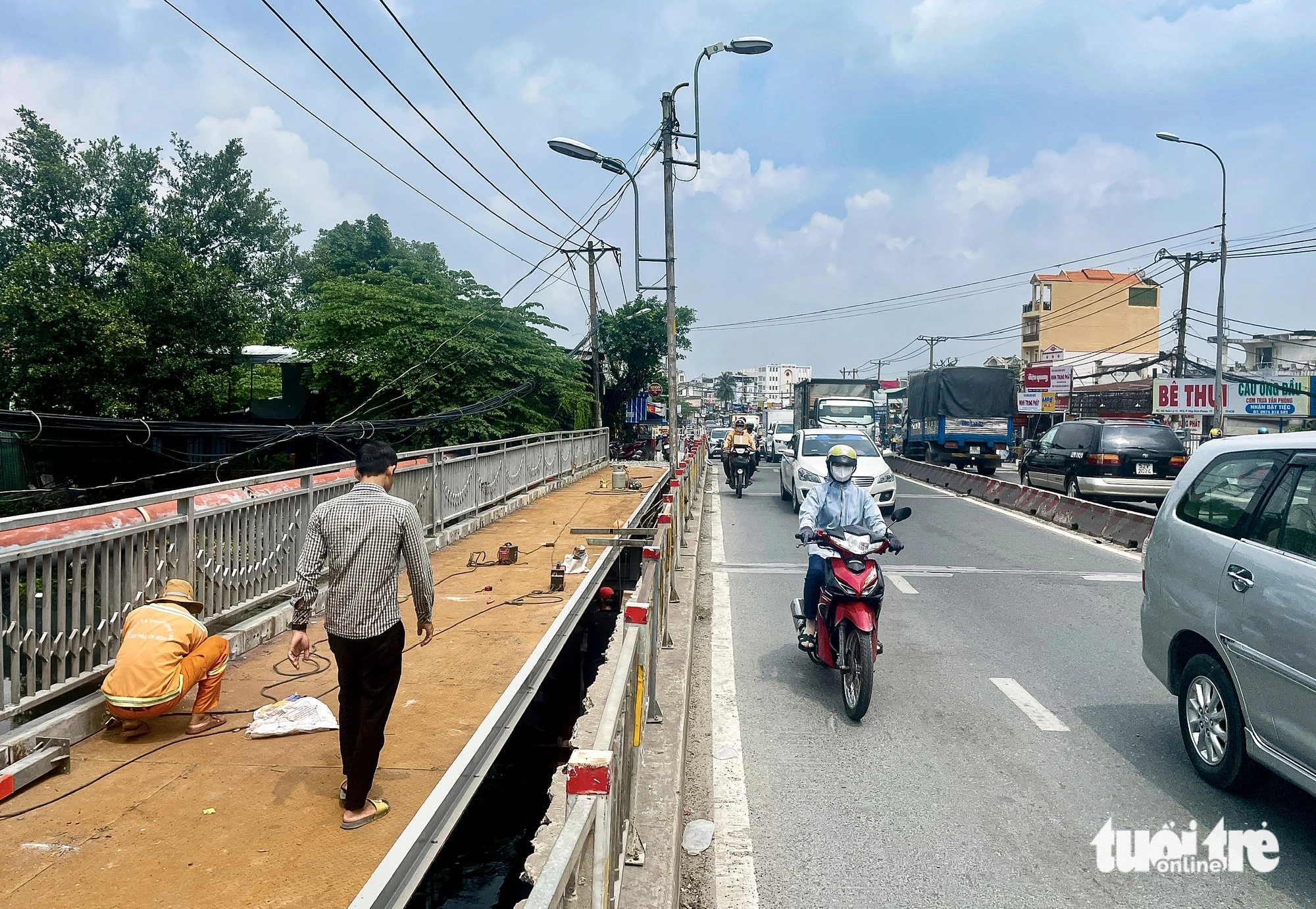 Cầu Ông Dầu (quốc lộ 13, TP Thủ Đức) đang được mở rộng thêm một làn đường (ghi nhận ngày 14-10) - Ảnh: CHÂU TUẤN