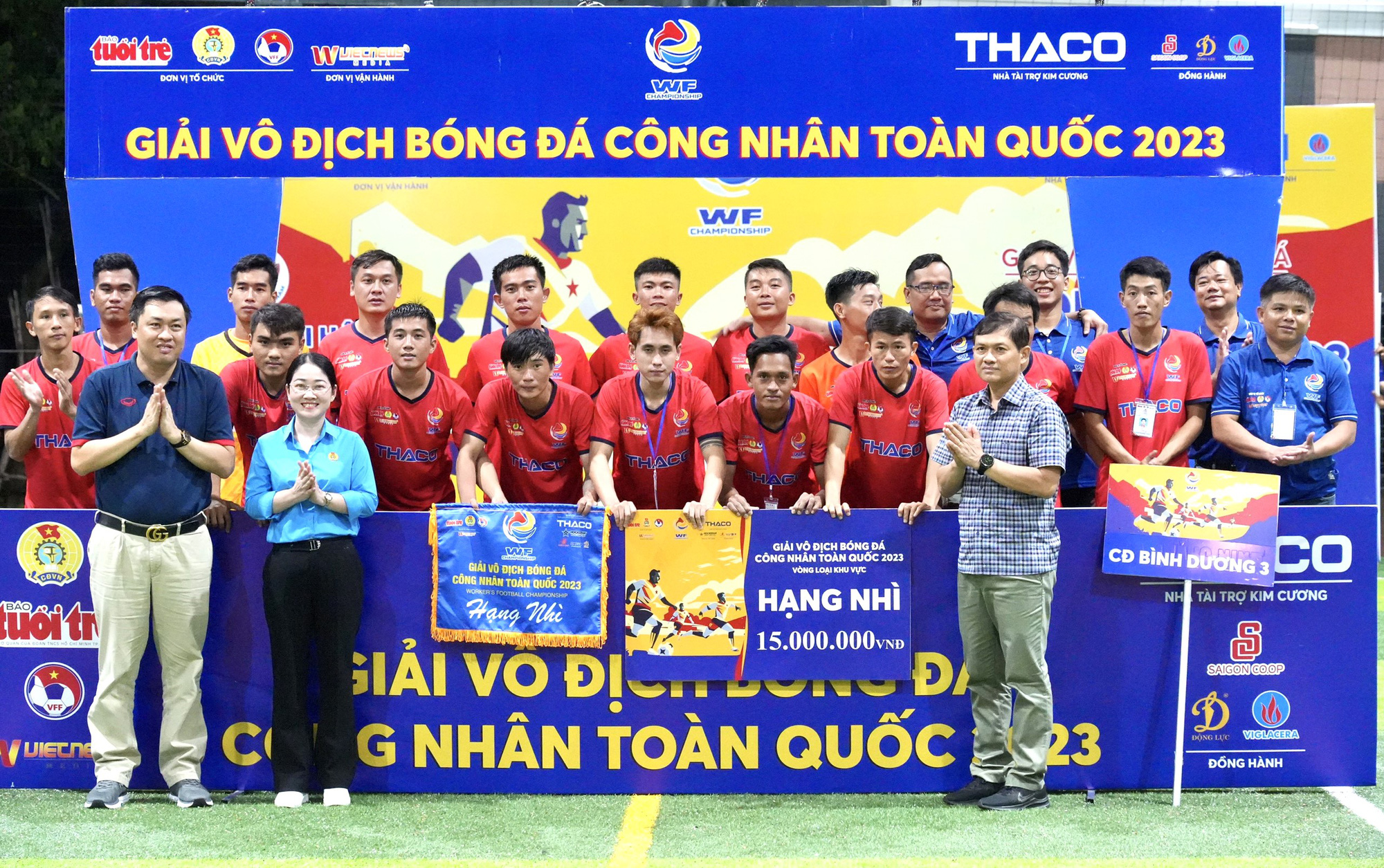 Ông Cao Văn Chóng (bìa trái) - Phó giám đốc Sở VH-TT&DL Bình Dương trao thưởng cho đội hạng Nhì Công đoàn Bình Dương 3 tại giải - Ảnh: HỮU HẠNH