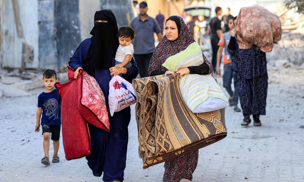 パレスチナ人の女性と子供たちは、あまりにも貧しいため、ガザ北部の紛争地帯から歩いて出ることを選択する - 写真: THE GUARDIAN