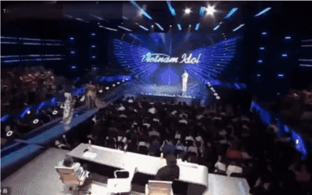 Phương Mỹ Chi bật khóc khi được ôm Mỹ Tâm trên sân khấu Vietnam Idol