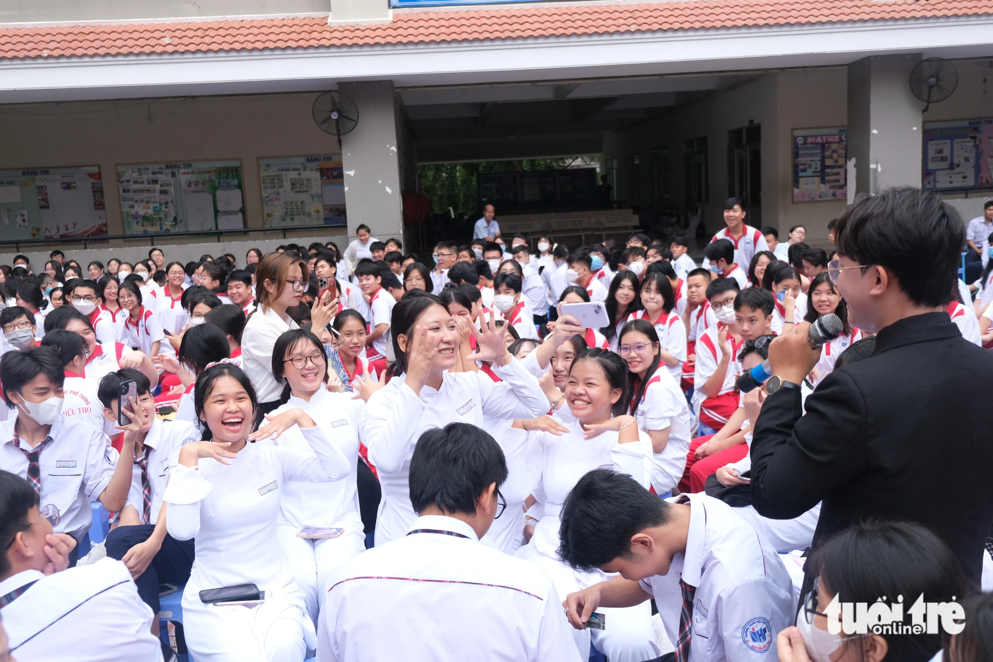 Các em học sinh Trường THPT Nguyễn Hữu Thọ (quận 4, TP.HCM) thích thú khi nghe sinh hoạt chuyên đề "Kỹ năng kiềm chế sự tức giận" - Ảnh: NGỌC PHƯỢNG