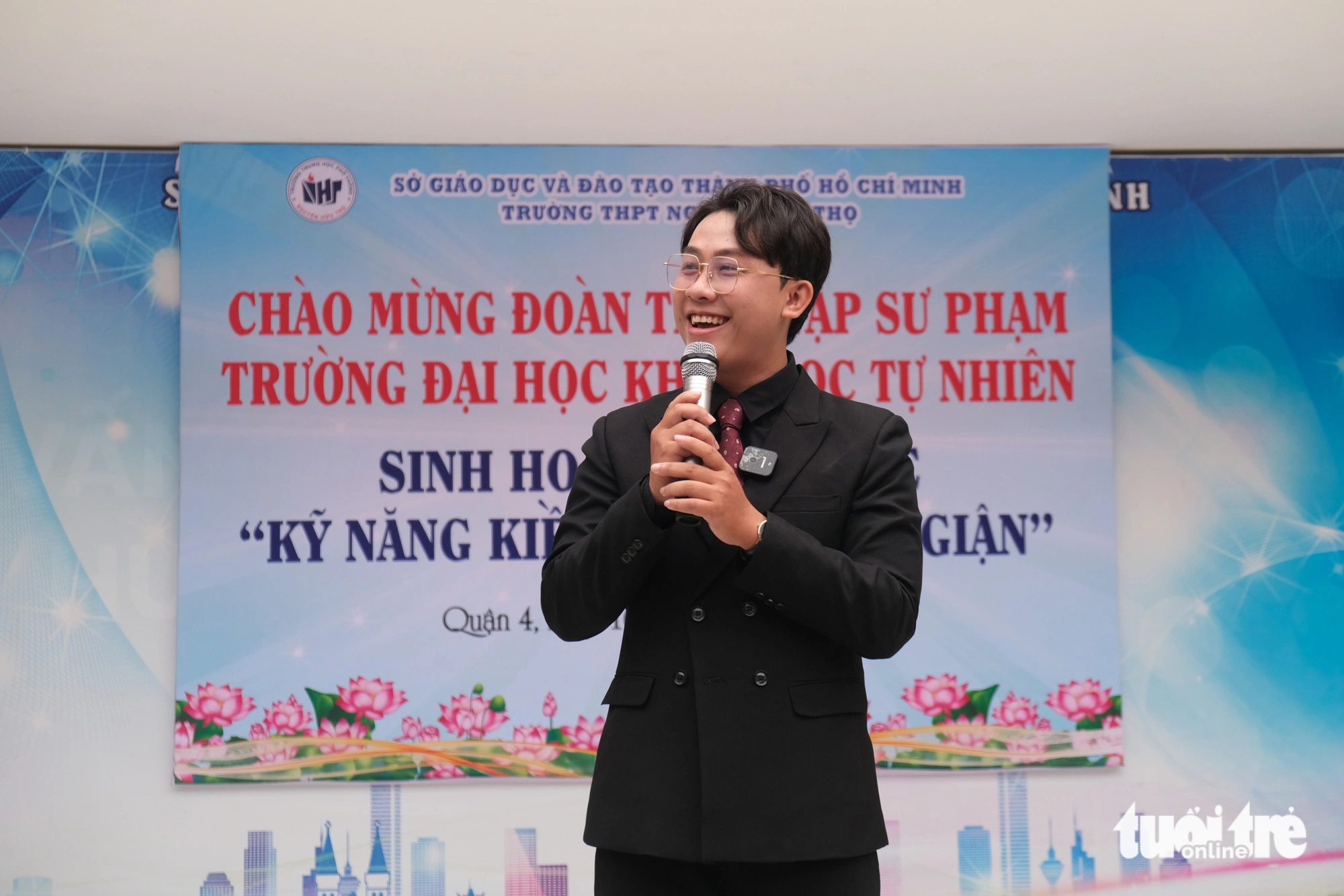 ThS Nguyễn Hiếu Văn - đại diện Viện Nghiên cứu, Đào tạo và Ứng dụng tâm lý (IPRTA) - chia sẻ tại buổi sinh hoạt chuyên đề "Kỹ năng kiềm chế sự tức giận" - Ảnh: NGỌC PHƯỢNG