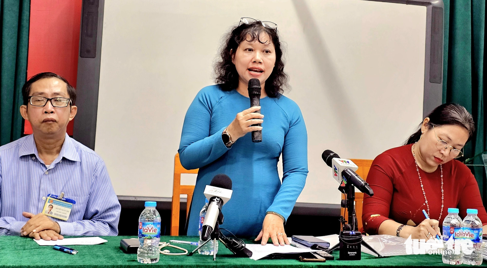 Bà Hồ Thị Ngọc Sương (giữa), hiệu trưởng Trường THCS Đồng Khởi, (quận 1, TP.HCM) trả lời báo chí trong buổi họp báo chiều 16-10 tại TP.HCM - Ảnh: MI LY