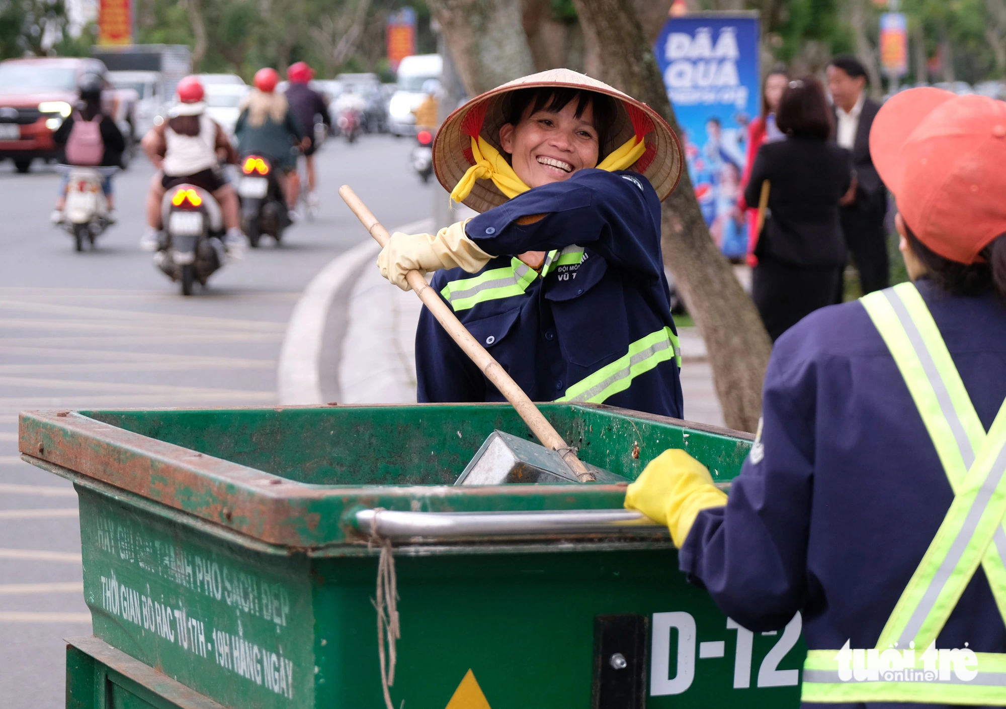 Nữ lao công Vũ Thị Thu với công việc hằng ngày - Ảnh: M.V.