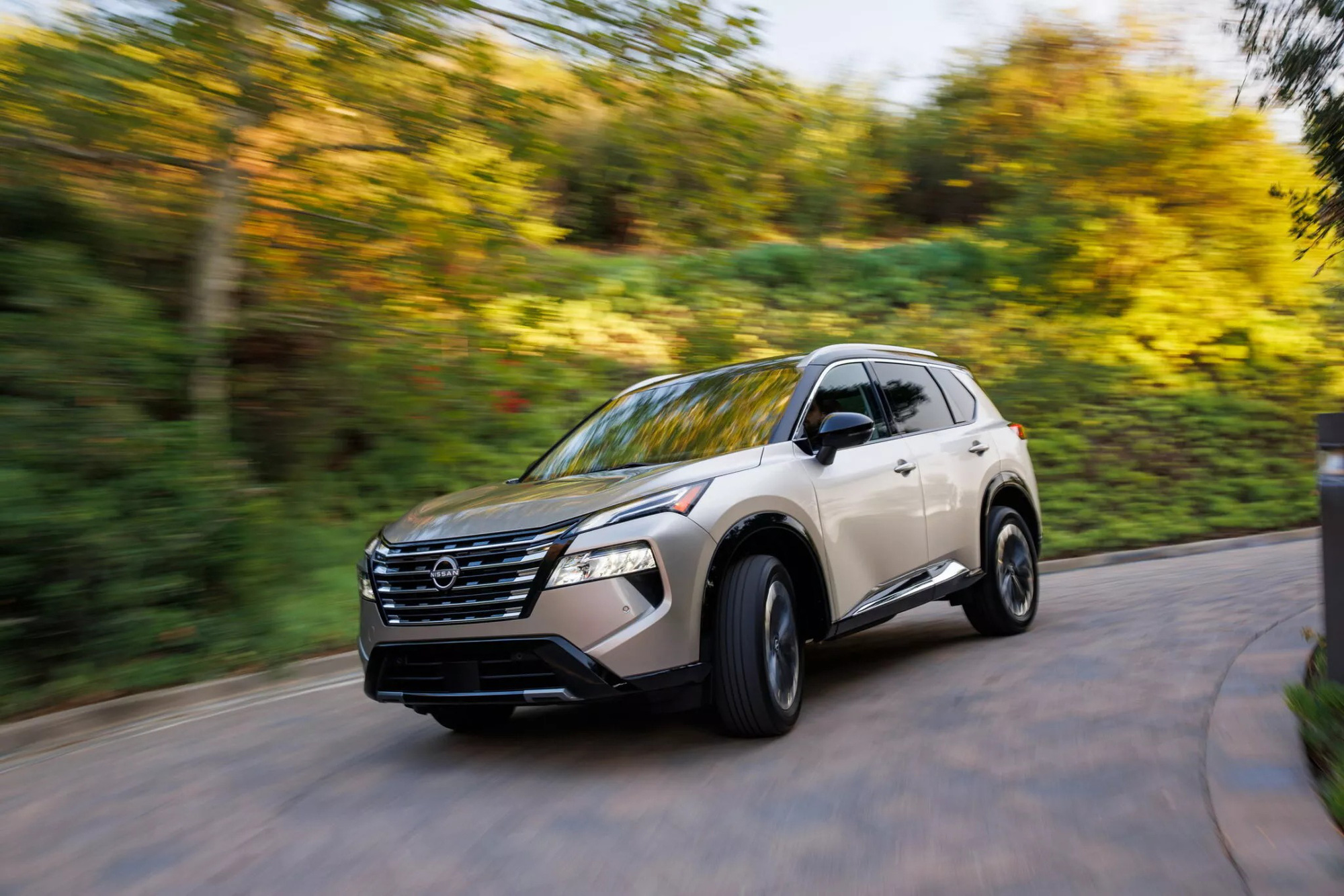 ユーザーは、新しいラジエーターインターフェイスとフロントエアベントのおかげで、2024年日産エクストレイルフェイスリフトを旧バージョンと区別できる - 写真：日産