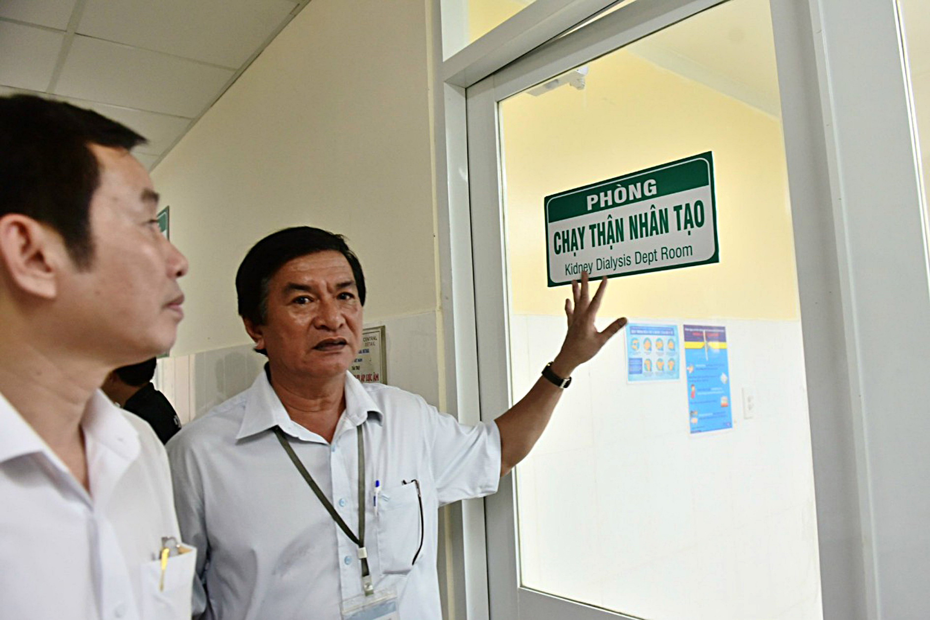 Bác sĩ Trần Văn Khanh (trái) và bác sĩ Đoàn Văn Huệ khảo sát thiết lập đơn vị chạy thận tại Bệnh viện huyện Cần Giờ vào cuối tháng 8-2023 - Ảnh: DUYÊN PHAN