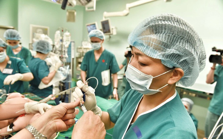 Đề nghị tăng lương khởi điểm của bác sĩ- Ảnh 2. TP.HCM: Cử tri kiến nghị nâng lương khởi điểm với bác sĩ mới ra trường