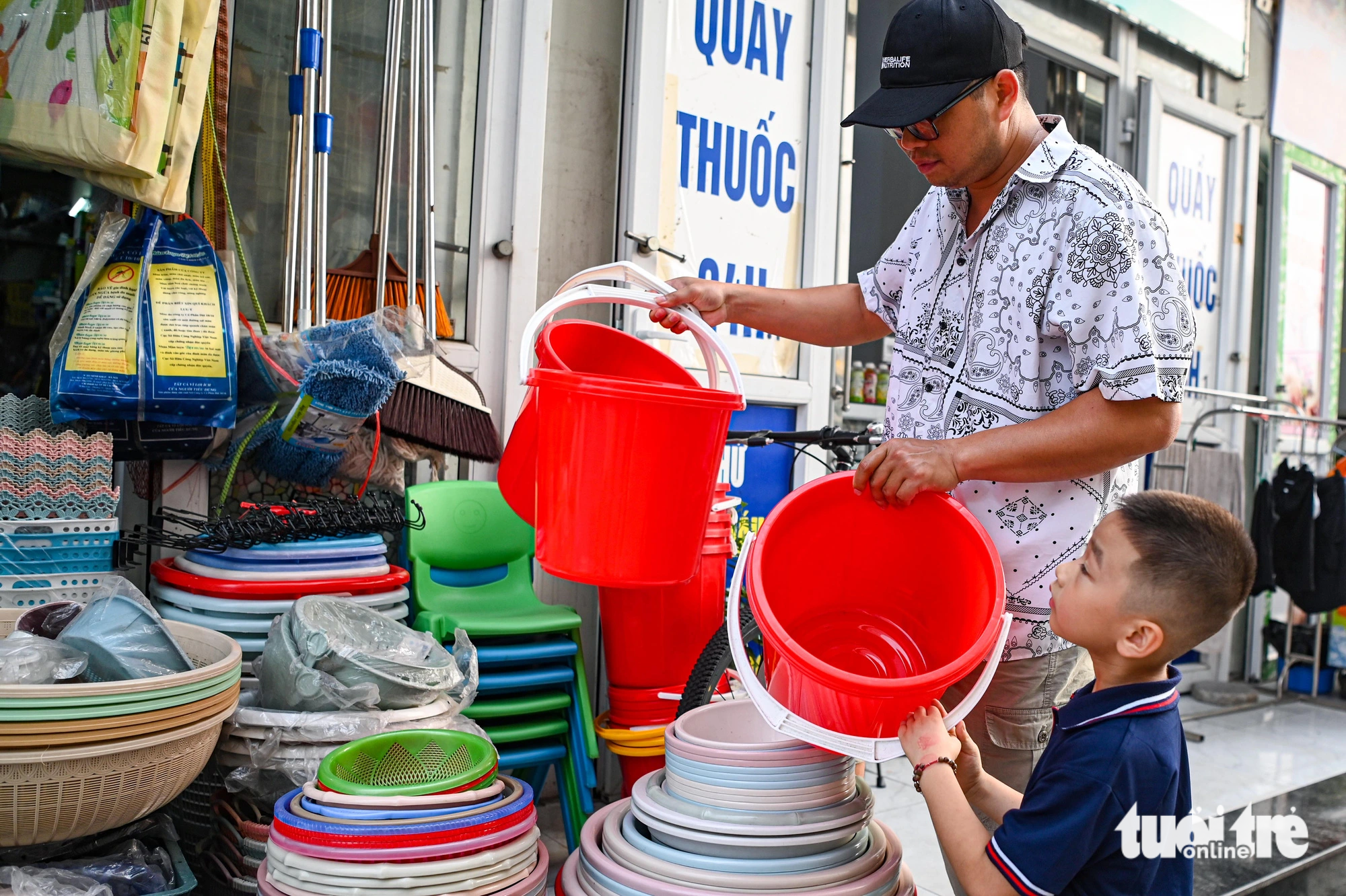 Nhu cầu trữ nước tăng khiến nhiều loại đồ nhựa tại đây luôn trong tình trạng "cháy hàng" - Ảnh: HỒNG QUANG