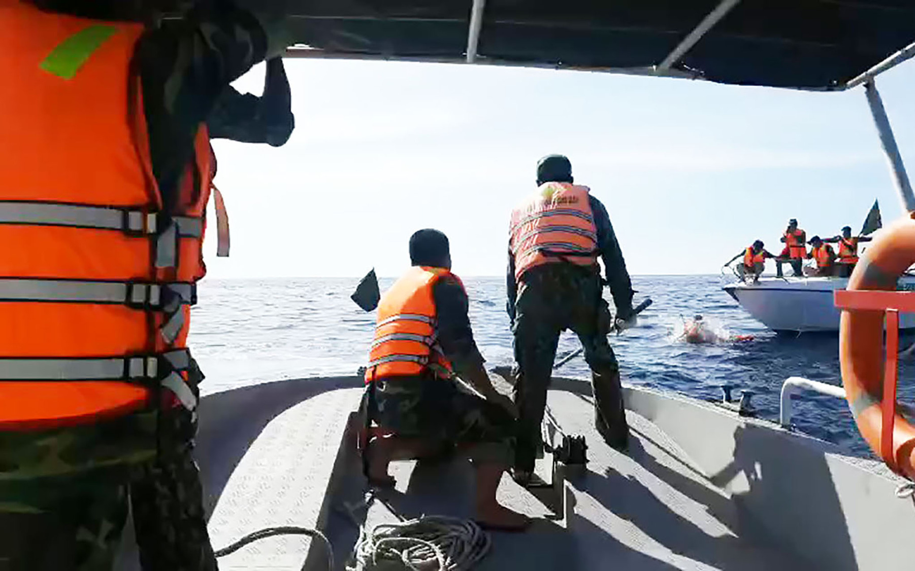 Tàu câu mực chìm ở Trường Sa, cứu được 42 người, còn 11 ngư dân mất tích