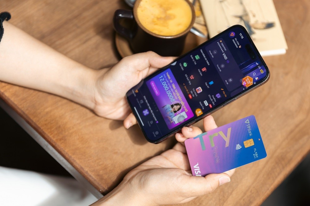 Từ ‘lựa chọn’ đến ‘trọn vẹn’, thông điệp TPBank gửi khách hàng - Ảnh 2. Khách hàng được trải nghiệm các phương thức giao dịch nhanh và tiện qua app ngân hàng