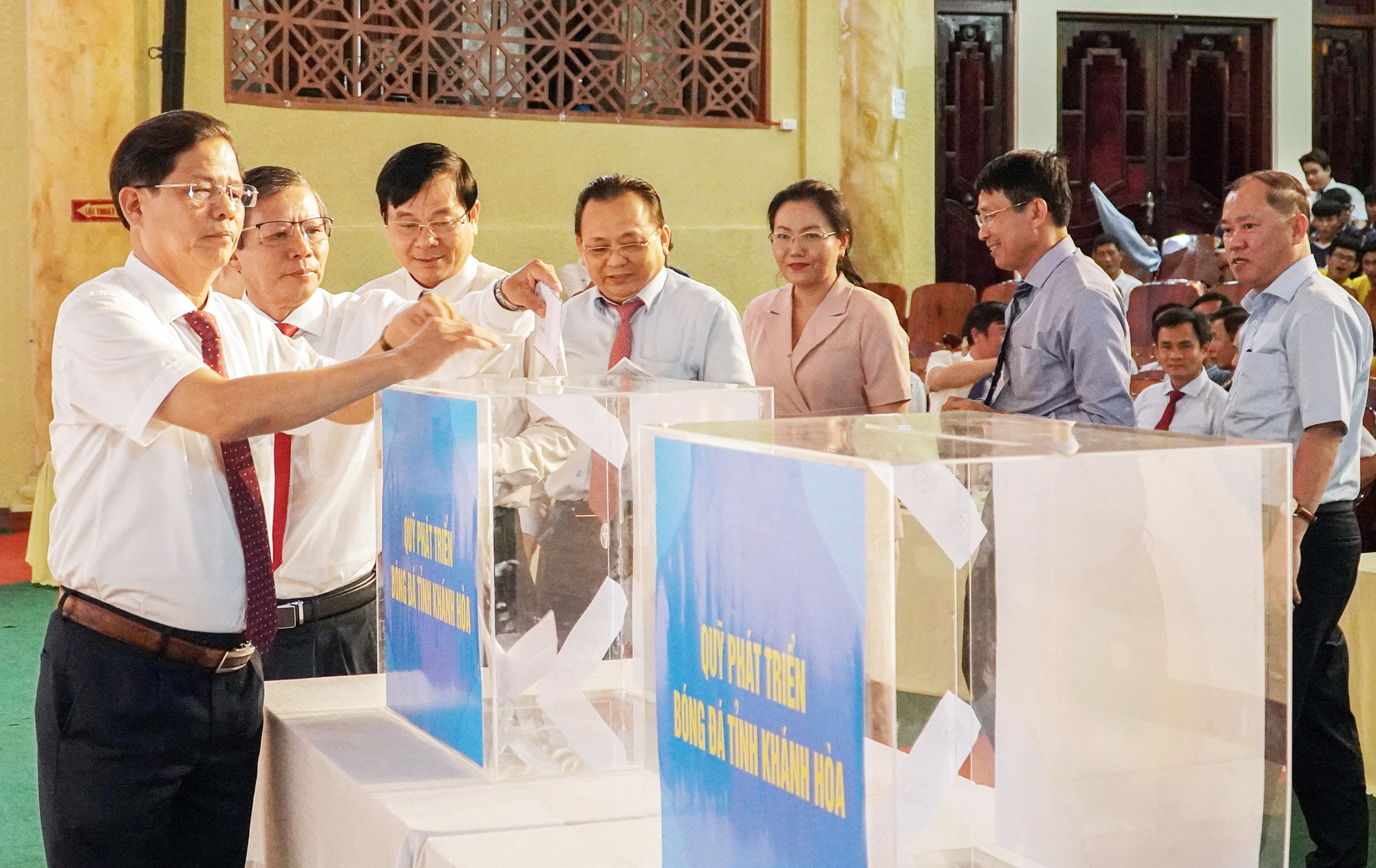 日本語授業に対する州の公開書簡より-写真1。 10月16日の出発式では、2023-2024年のフットボールシーズンに先立ち、スポンサーと企業がカンホアフットボールクラブに80億ベトナムドン以上を寄付した - 写真: ANH VIET