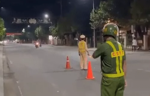 tin tức - Nhóm 'quái xế' lạng lách nhiều lần ở chốt CSGT, có cả nữ | VOZ