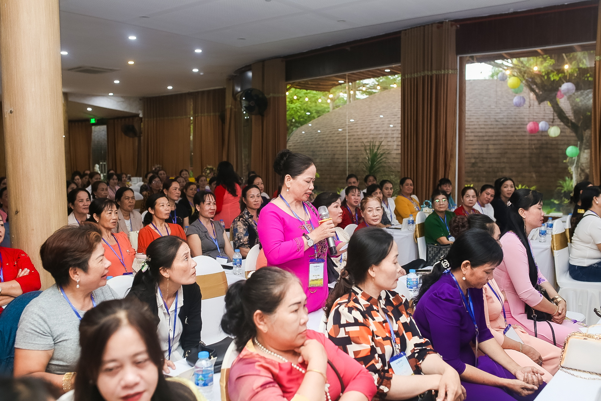 Syngenta Việt Nam nâng bước "Phụ nữ nông thôn" - Ảnh 2. Phụ nữ tham gia đặt câu hỏi giao lưu - Ảnh: P.D.