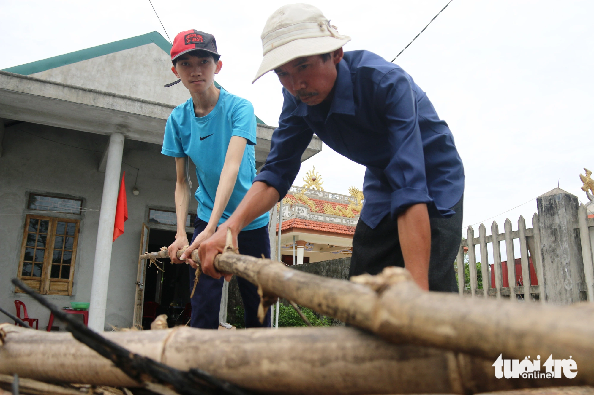 Sinh bị mắc chứng bệnh suy thận bẩm sinh, chỉ nặng hơn 30kg nên không thể làm việc gì quá nặng. Thi thoảng Sinh cùng bố đi nhặt nhạnh những nhánh tre khô kéo về nhà đặng mùa mưa làm củi nấu ăn - Ảnh: NHẬT LINH