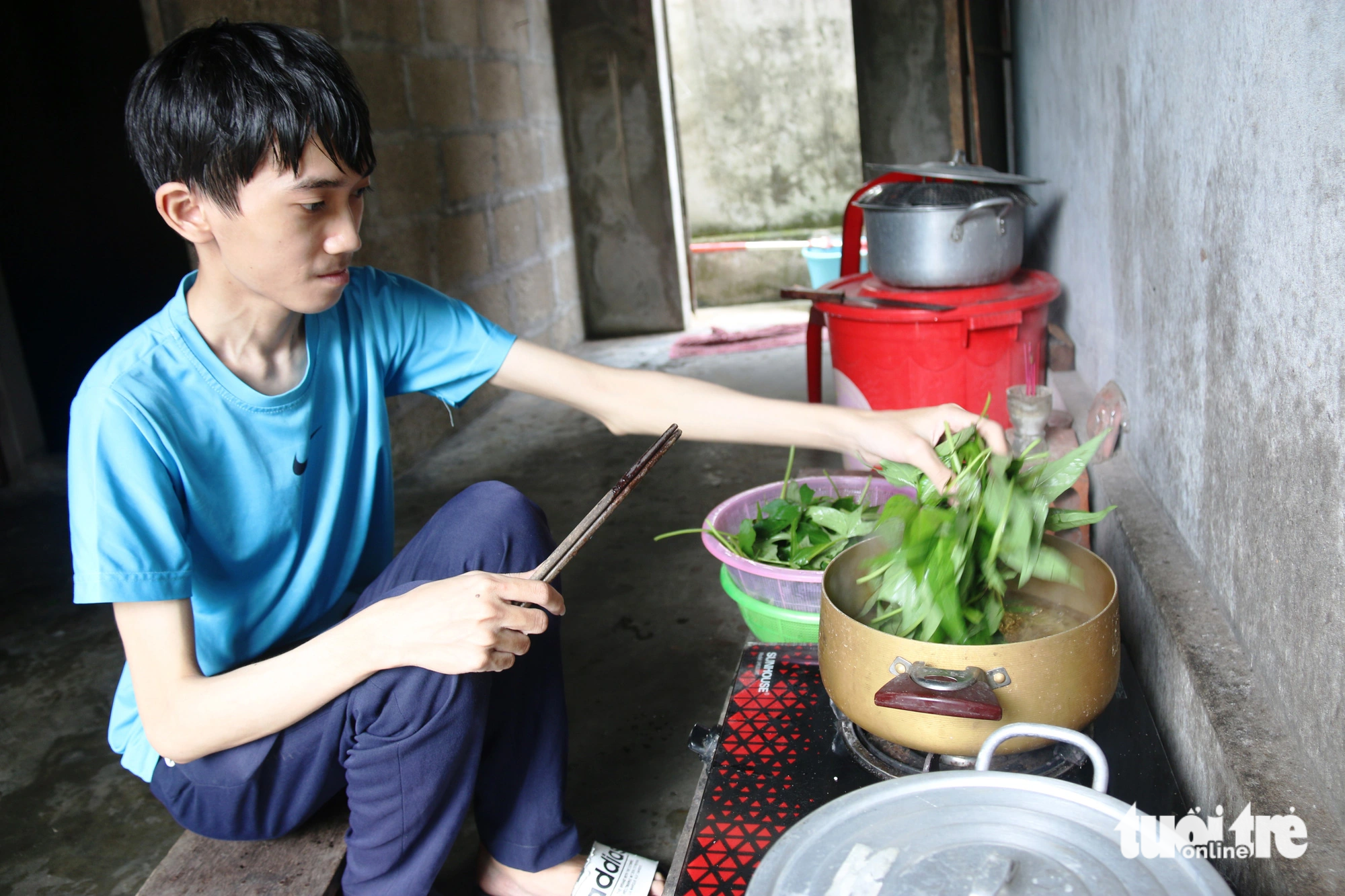 Ở nhà, Sinh cũng là đầu bếp chính. Nguyên do là Sinh bị suy thận nên không ăn được muối - Ảnh: NHẬT LINH