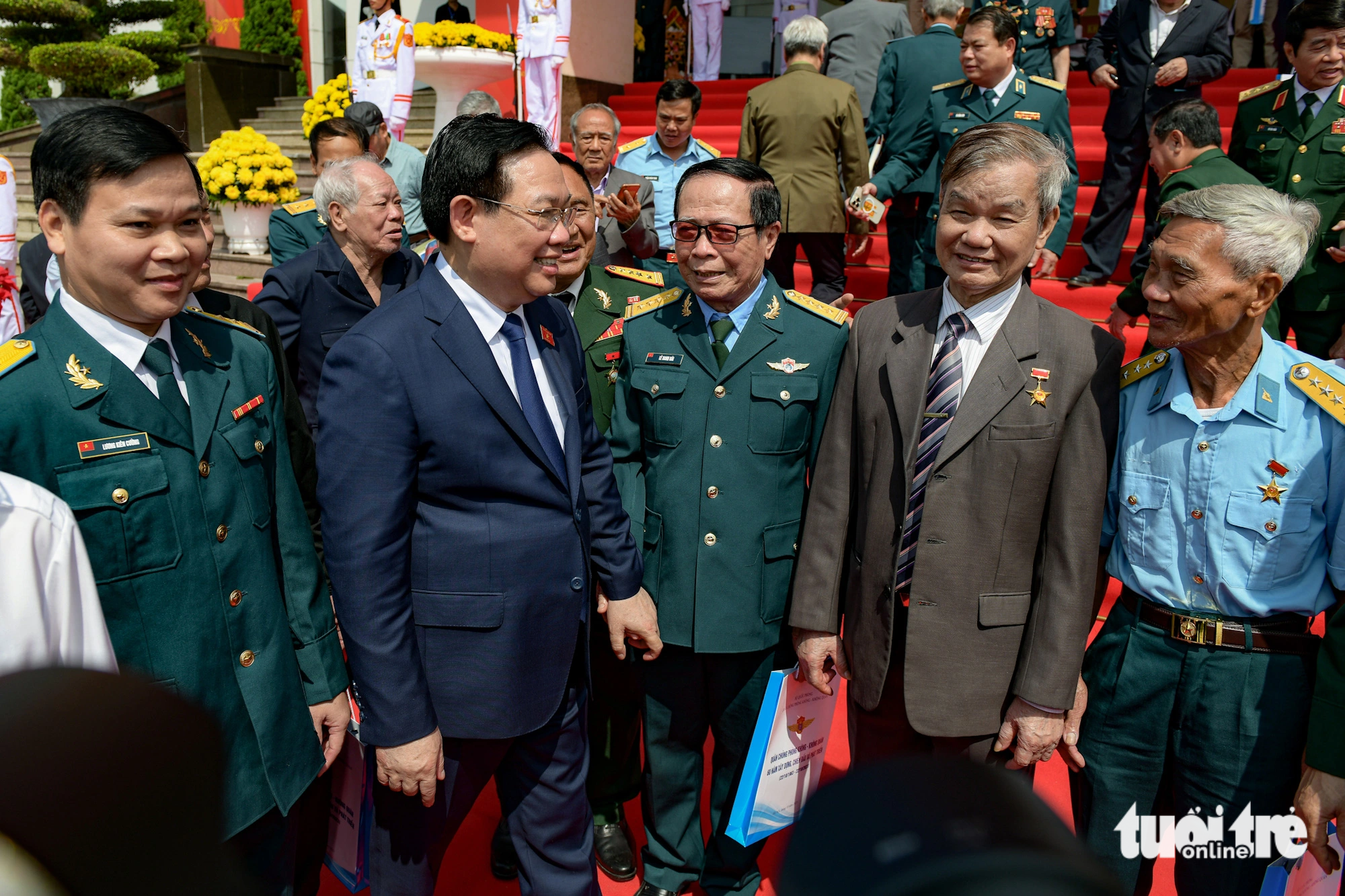 Chủ tịch Quốc hội Vương Đình Huệ nói chuyện cùng với các cán bộ, lão thành lực lượng Phòng không - Không quân