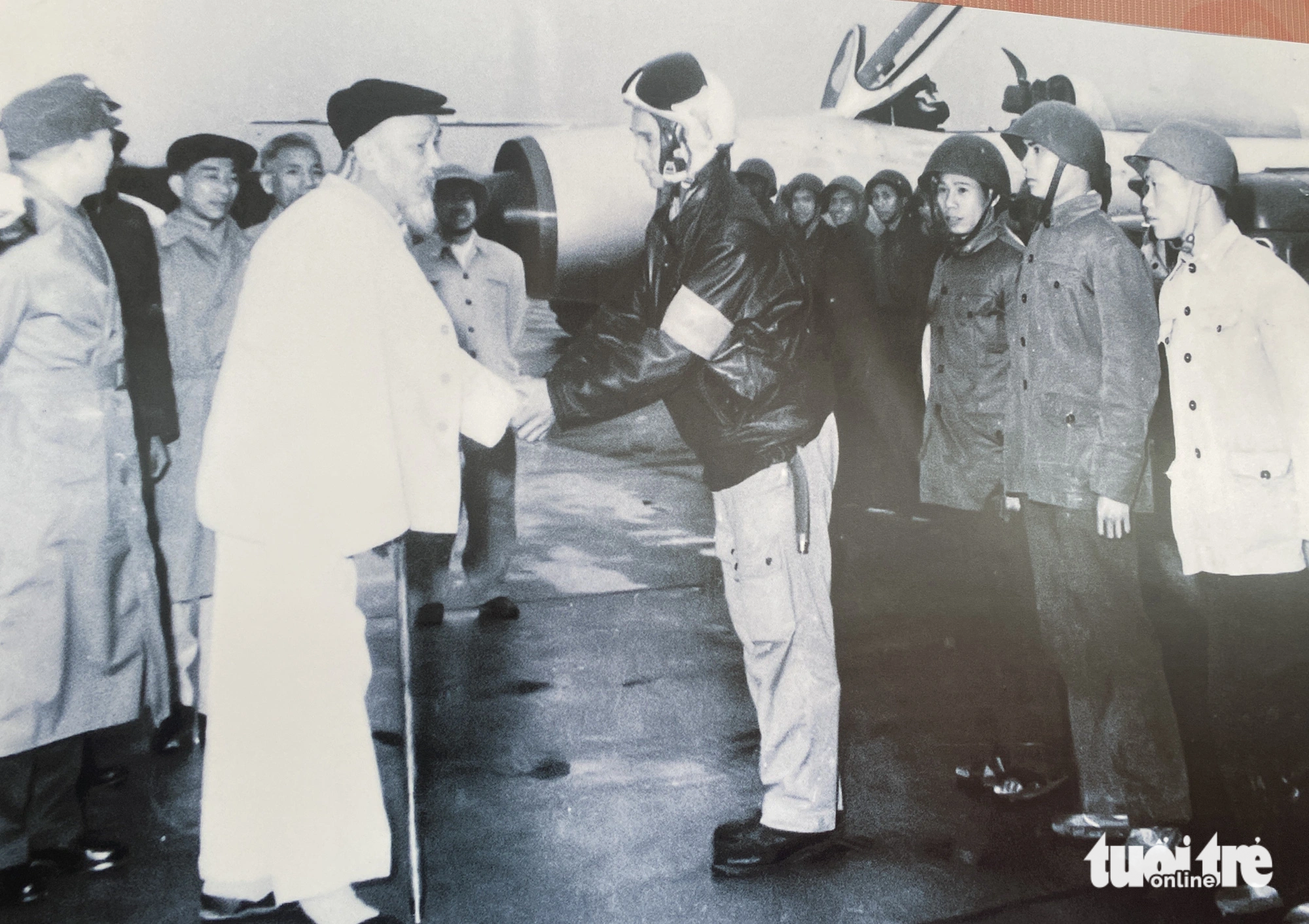 Chủ tịch Hồ Chí Minh thăm và chúc Tết các biên đội trực ban sẵn sàng chiến đấu của Trung đoàn 921 tại sân bay Nội Bài, ngày 9-2-1967 - Ảnh chụp lại