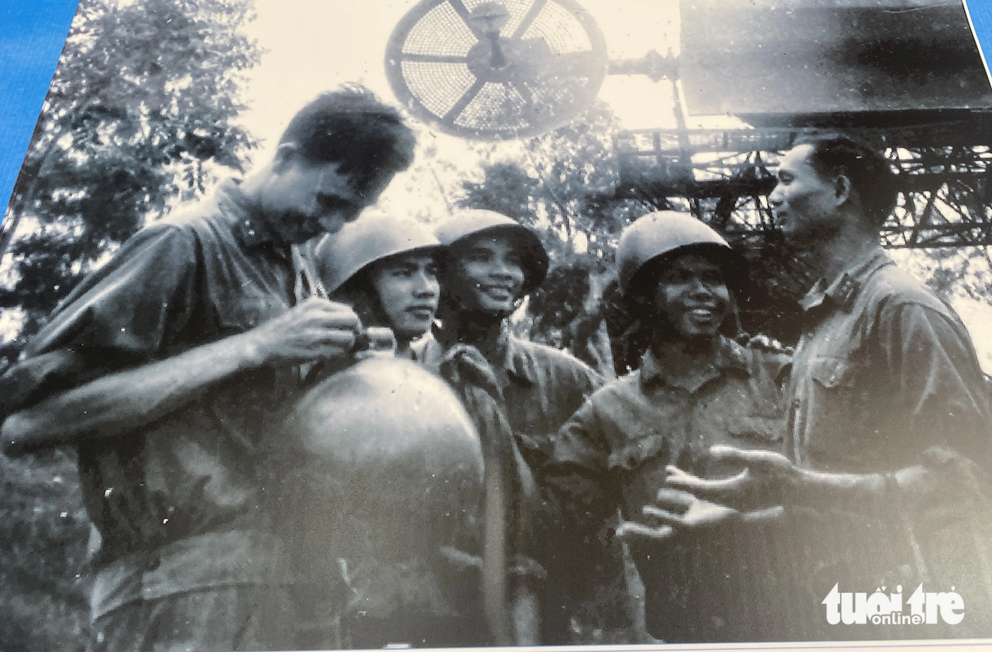 Thượng úy Nguyễn Văn Phiệt (người thứ nhất bên phải), tiểu đoàn trưởng Tiểu đoàn 57, Trung đoàn 261, chỉ huy đơn vị bắn rơi 4 máy bay B-52 trong 12 ngày đêm - Ảnh chụp lại