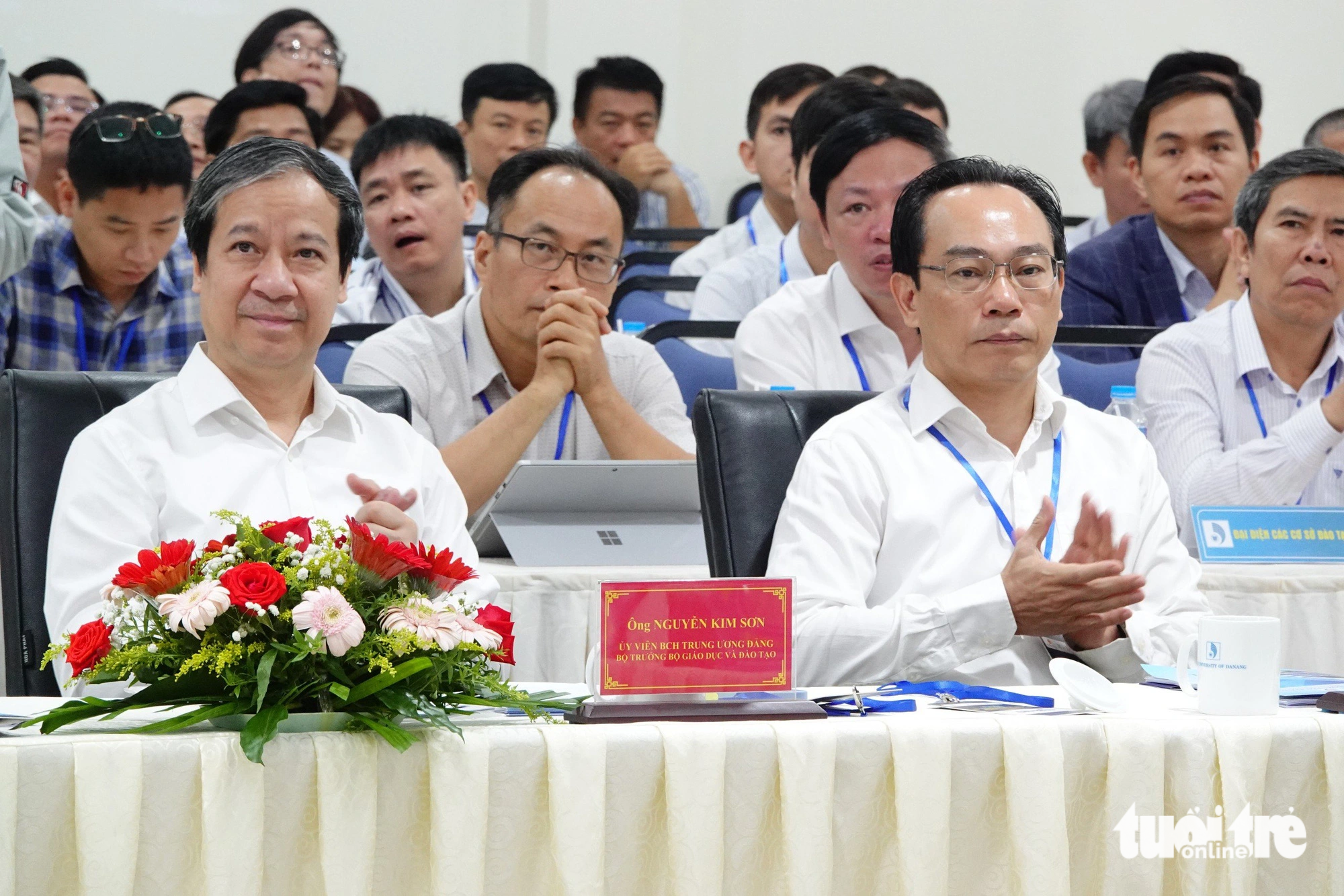 Bộ trưởng Bộ Giáo dục và Đào tạo Nguyễn Kim Sơn (trái) chủ trì hội thảo - Ảnh: ĐOÀN NHẠN