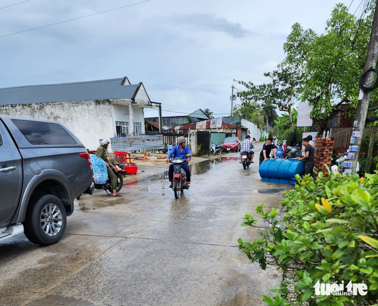 Lực lượng thi hành án dân sự huyện Châu Thành di chuyển đồ đạc ra khỏi căn nhà 242 - Ảnh: BỬU ĐẤU