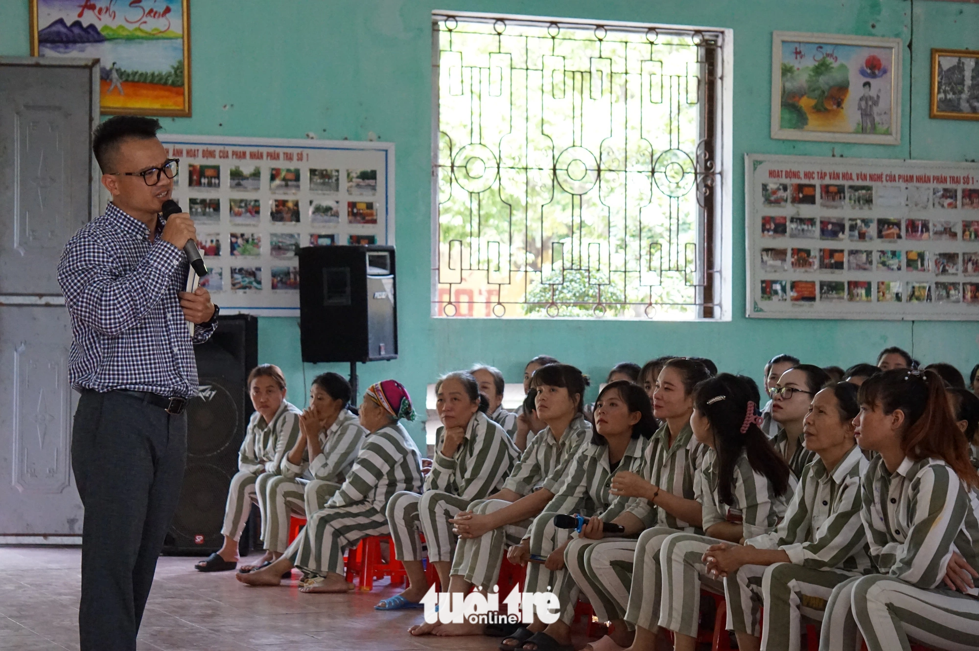 作者To Giang 與犯人以友好的方式分享同樣的情況 - 照片：T. DIEU