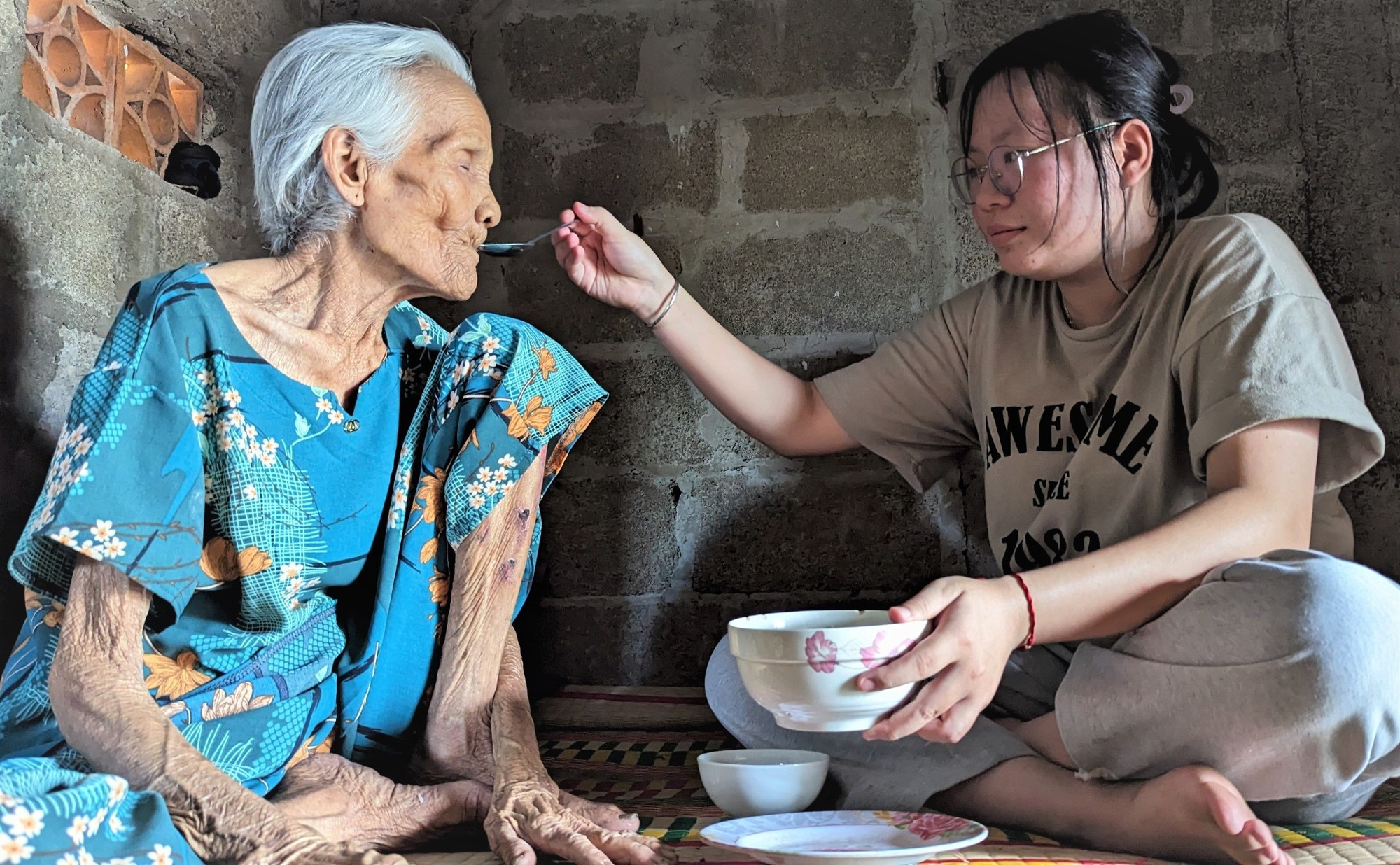 Nguyễn Thị Minh Tâm vẫn chạy đi chạy về vừa học vừa chăm bà nội già yếu - Ảnh: N.L.
