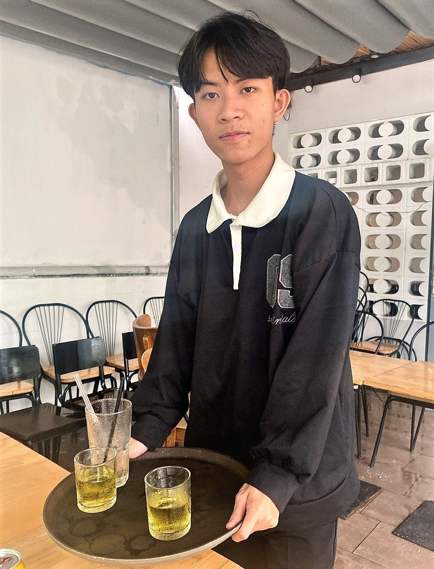 Cánh cò mồ côi gánh ước mơ học hành - Ảnh 3. Trần Quang Thông tạm thời xin được việc phụ quán cà phê để bắt đầu hành trình thực hiện ước mơ giảng đường - Ảnh: TR.TRUNG