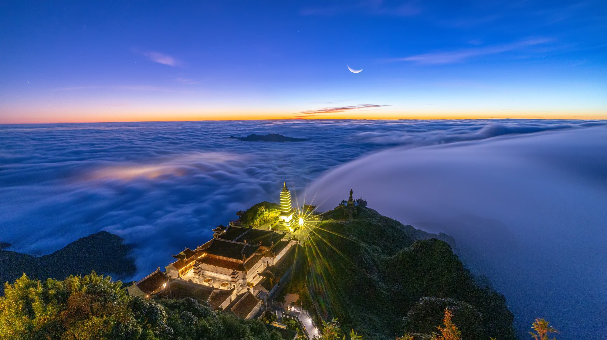 Đầu tháng 10, hàng nghìn du khách đã kháo nhau tới đỉnh thiêng Fansipan để chiêm ngưỡng khung cảnh biển mây huyền ảo - Ảnh: Hoàng Trung Hiếu